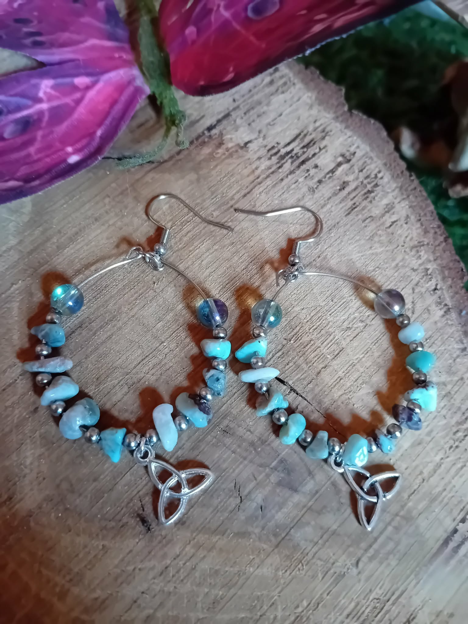 Création Magic Gaïa boucles d’oreilles Larimar bleu ciel triquetra sur bois, apaisement, clarté, harmonie.
