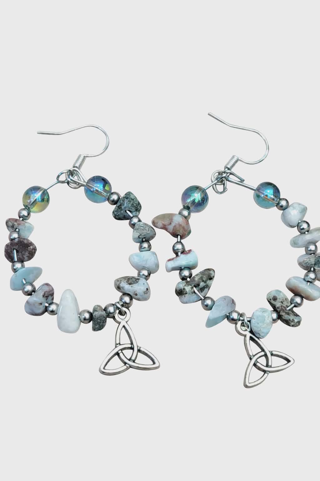 Création Magic Gaïa: boucles d’oreilles Larimar, perles chips bleu ciel, perles irisées, breloque triquetra; apaisement, communication, équilibre.