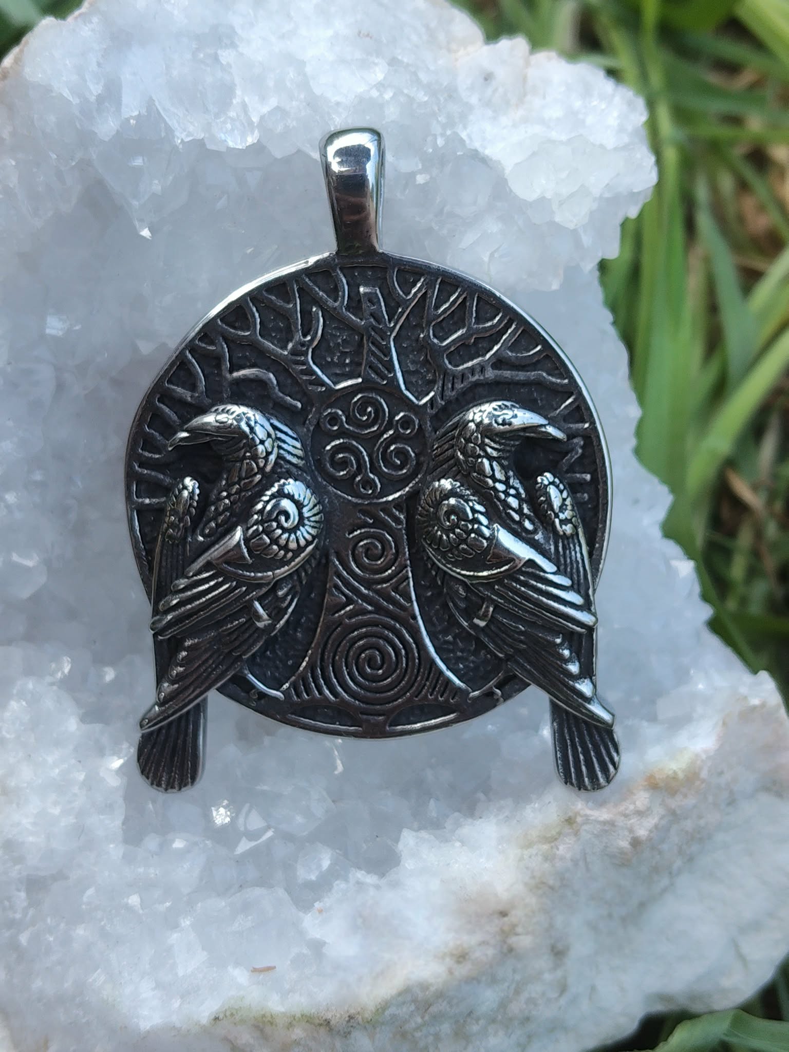 Pendentif viking verso en métal argenté vieilli sur géode blanche cristallisée avec feuillage vert, relief nordique et énergie minérale