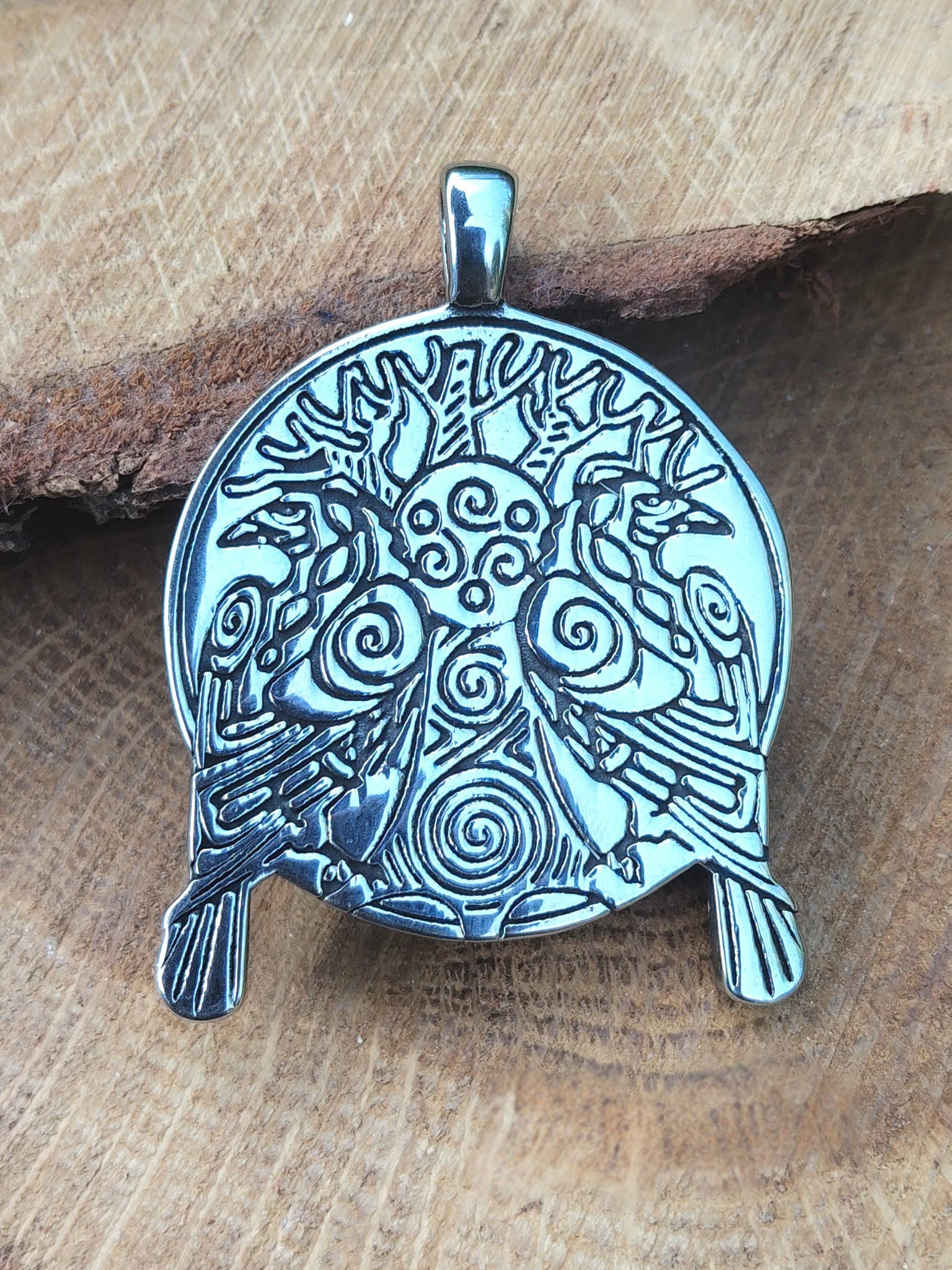 Pendentif viking argenté noirci avec motif arbre sacré et spirales, posé sur champignon décoratif en bois brun clair