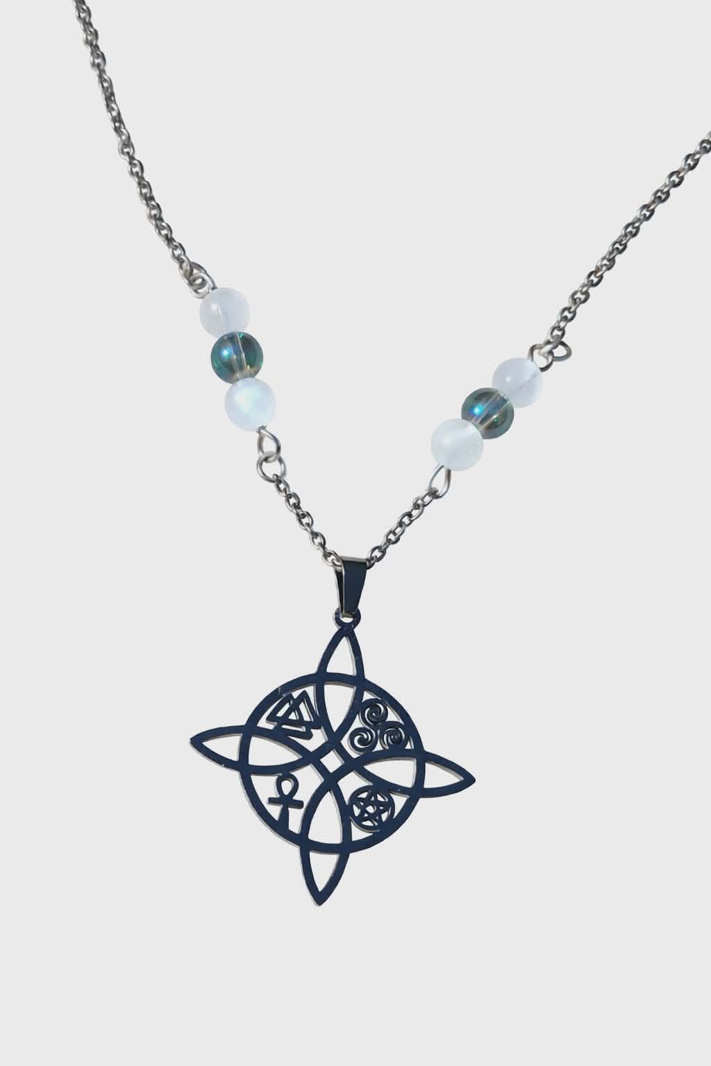 Collier acier inoxydable avec pendentif nœud de sorcière sur fond blanc, perles de péristérite et Aqua Aura pour calme intérieur et clarté du ressenti