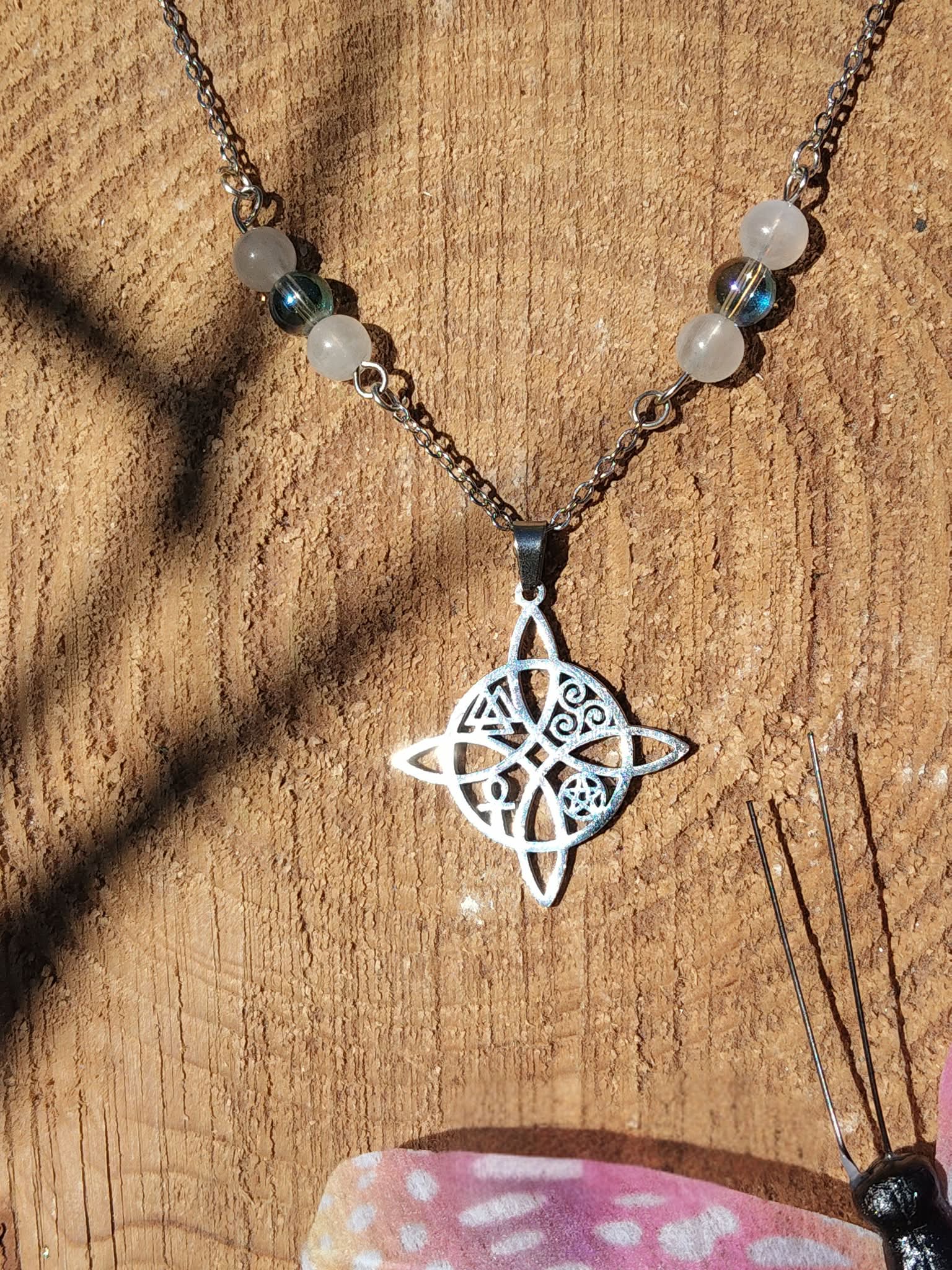 Collier inox avec pendentif nœud de sorcière et perles péristérite Aqua Aura sur tranche de bois, recentrage intérieur et calme du mental