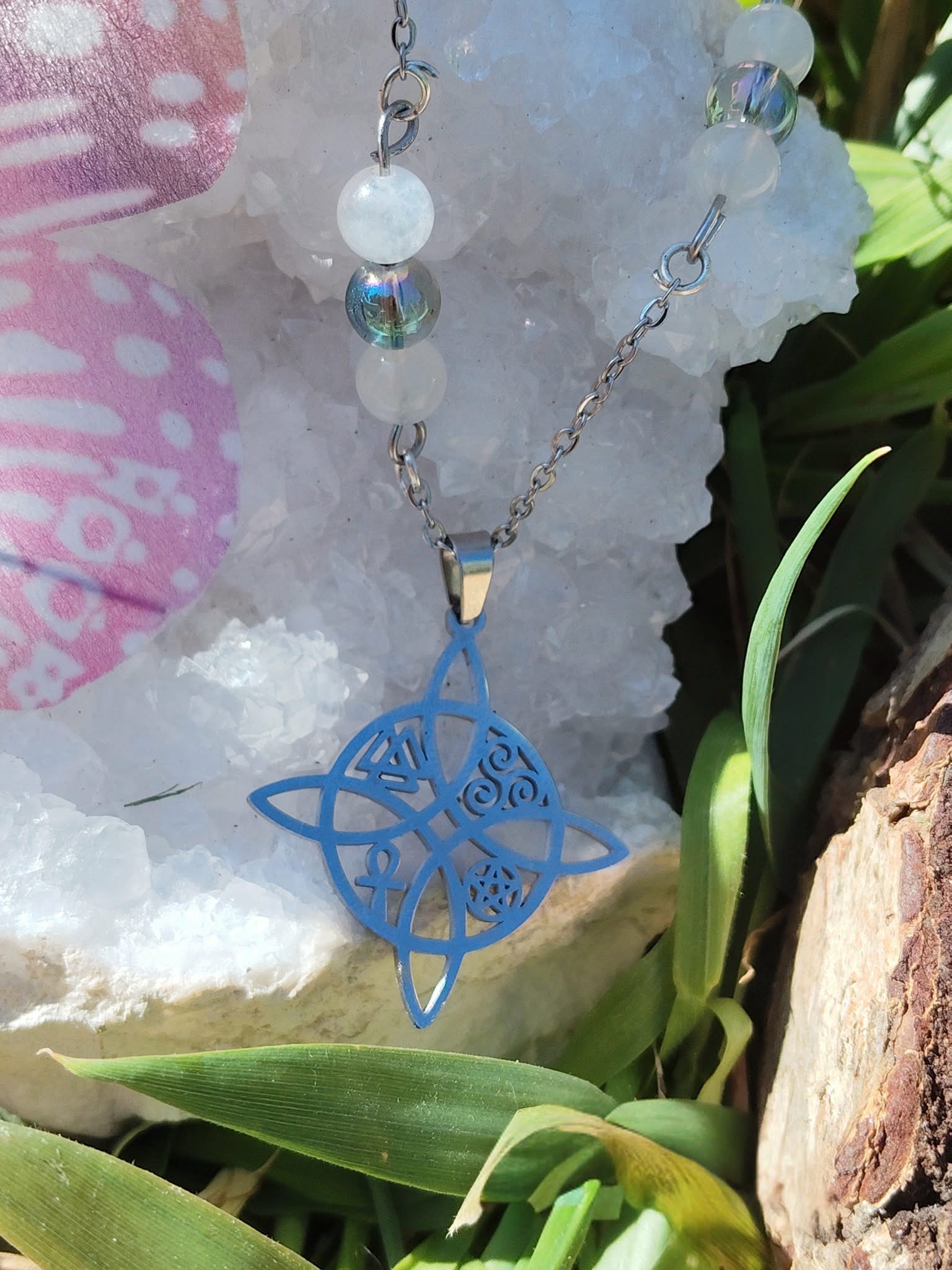 Collier nœud de sorcière en acier inoxydable avec péristérite et Aqua Aura, mise en scène nature pour recentrage et protection douce