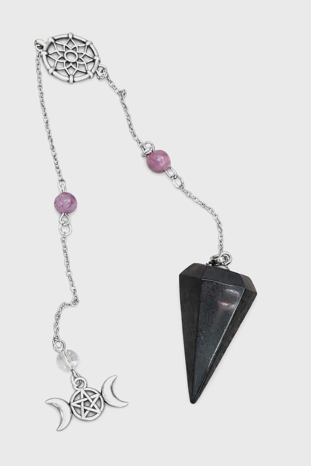 Pendule noir facetté avec chaîne argentée, breloques attrape-rêves et triple lune, perles roses, fond blanc, aide à la protection, à la clarté et à l’ancrage.
