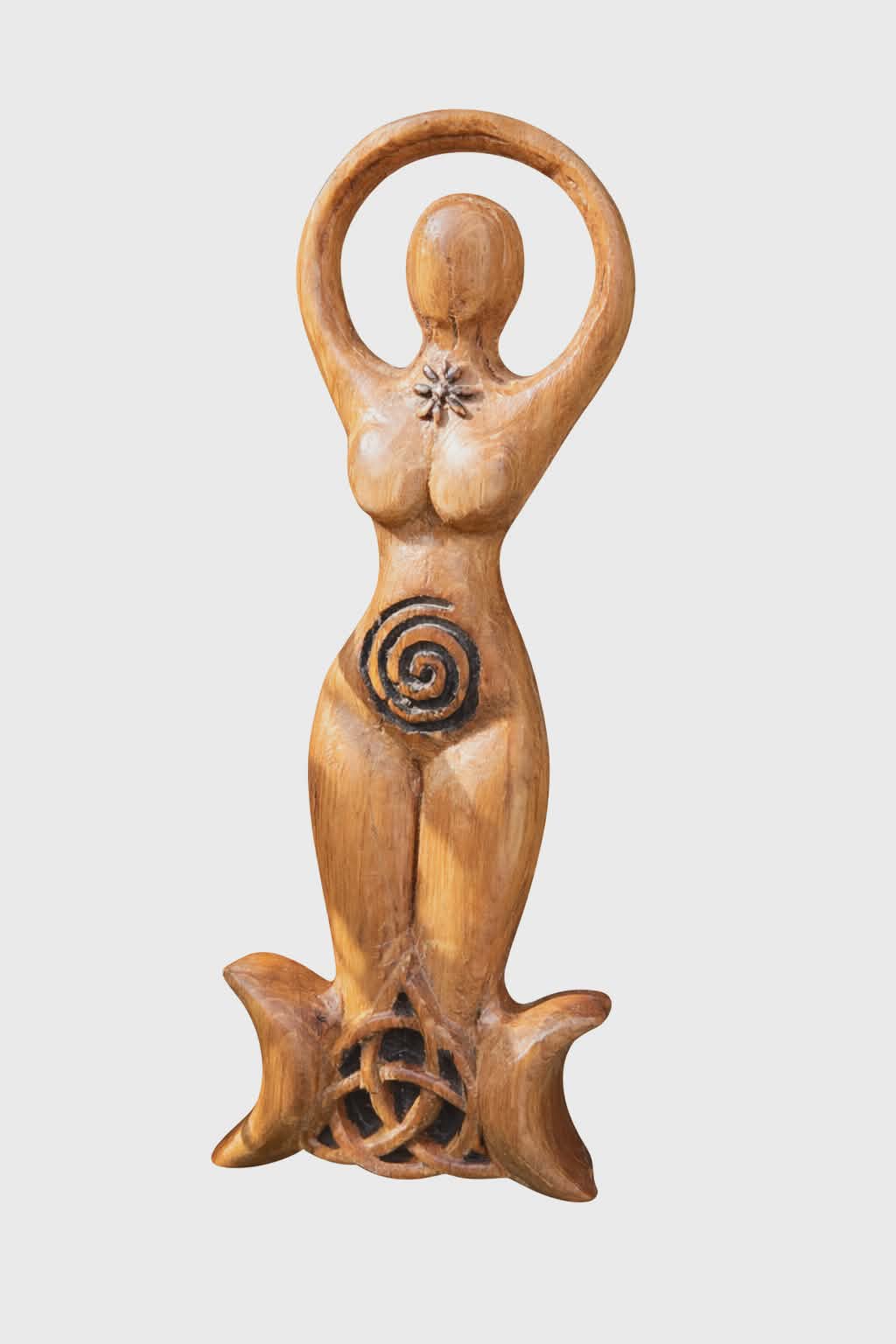 Statuette Gaïa (déesse) en bois style wicca, symbole spirale et triquetra, photo sur fond blanc; évoque ancrage, protection, harmonie, énergie féminine et intuition, idéale pour autel et décoration ésotérique.