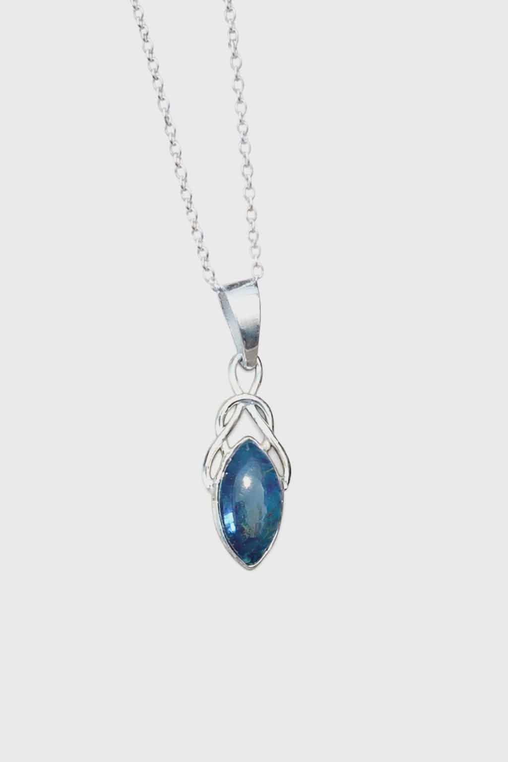 Pendentif elfique en apatite bleue avec monture argent 925 sur fond blanc, collier en pierre naturelle relié à la clarté d’expression, à l’élan personnel et à la sérénité.