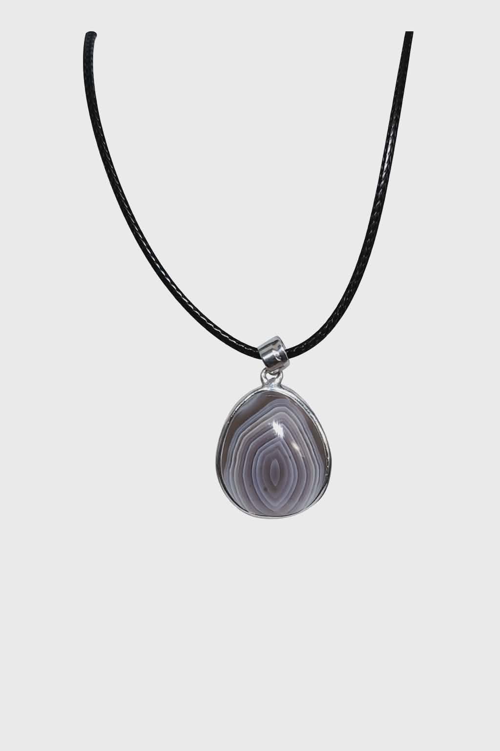 Pendentif agate du Botswana goutte à bandes gris-brun sur fond blanc avec serti métal argenté, bijou naturel pour stabilité intérieure et recentrage