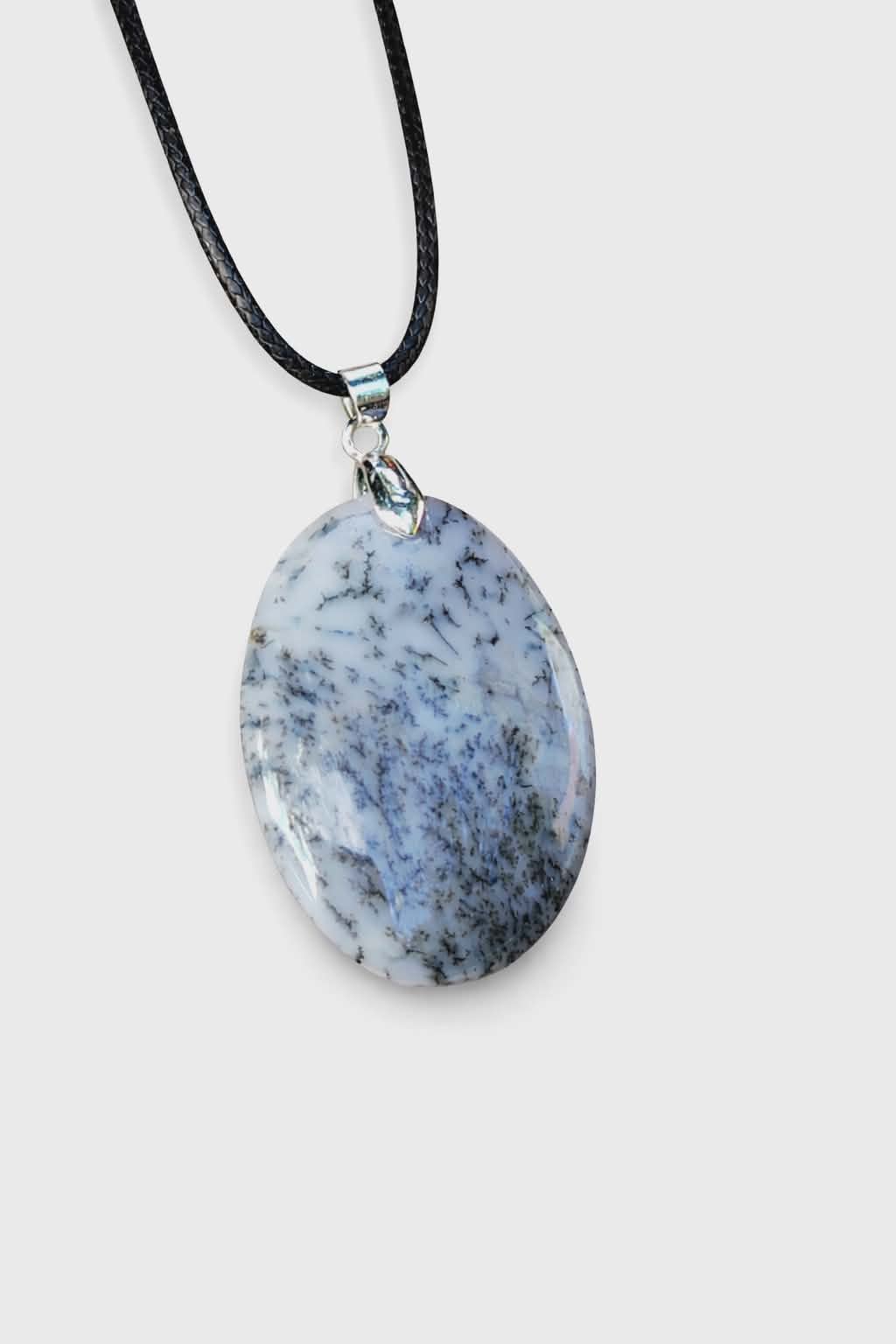 Pendentif opale dendritique sur fond blanc, pierre ovale aux motifs noirs sur gris clair avec bélière argentée, lucidité et équilibre du ressenti