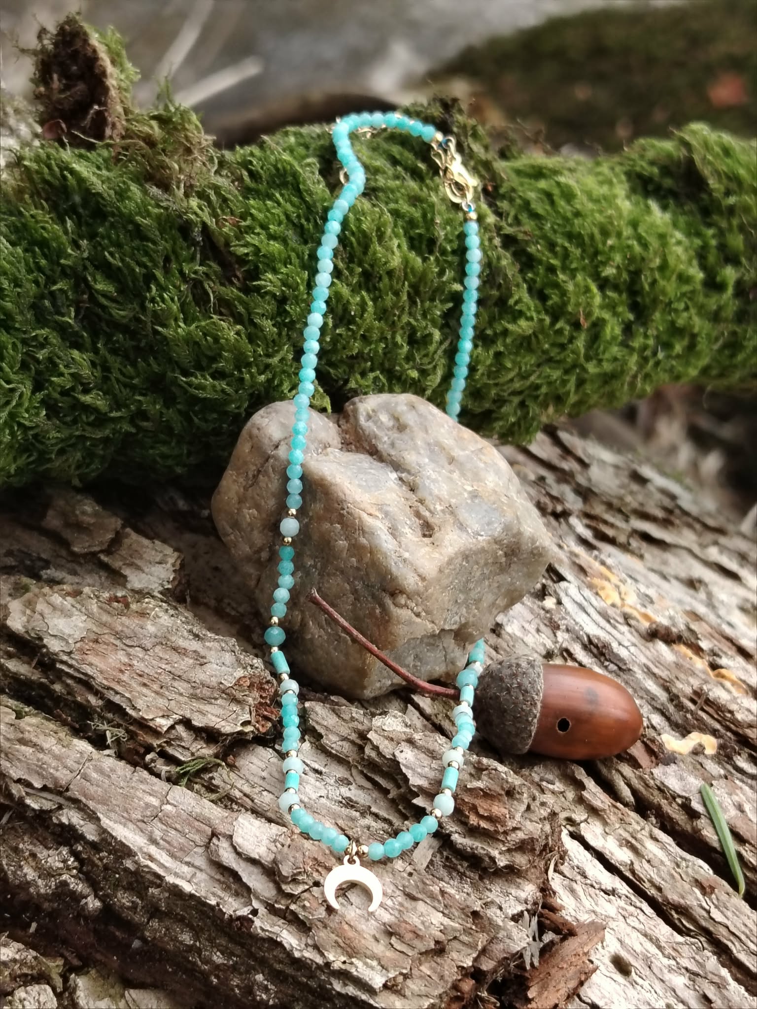 Collier amazonite bleu lagon avec pendentif lune sur bois flotté et mousse en Bretagne, fraîcheur mentale, confiance calme et équilibre du cœur