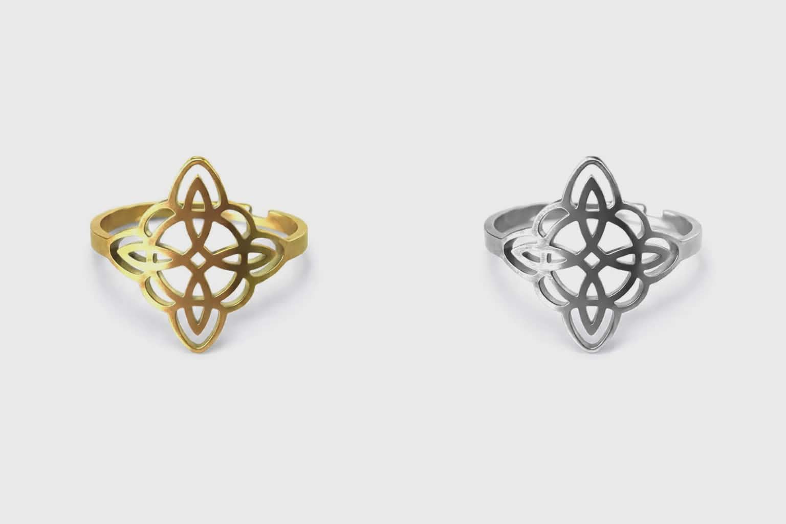 Deux bagues réglables acier inoxydable, nœud de sorcière ajouré, versions dorée et argentée, sur fond clair; symbole de protection.