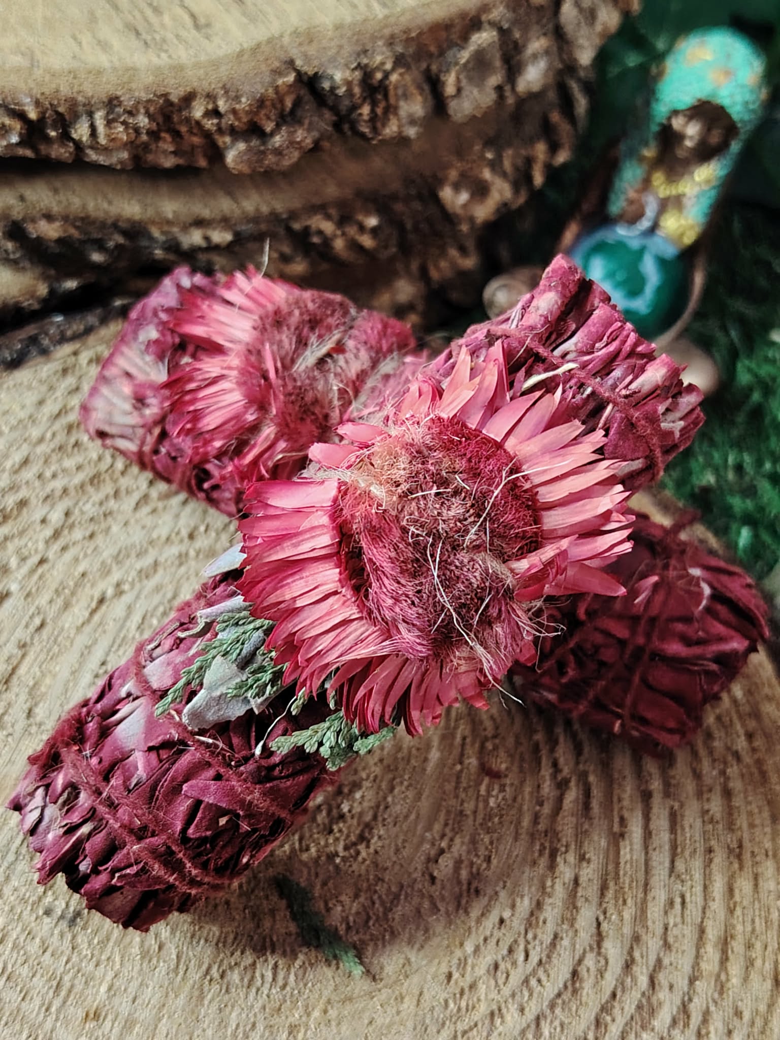 Smudge sticks sauge   sang de dragon, fagots rouges avec fleurs séchées et herbes, mise en scène sur bois brut, décor ésotérique turquoise; idéal pour nettoyage énergétique, recentrage et clarté.