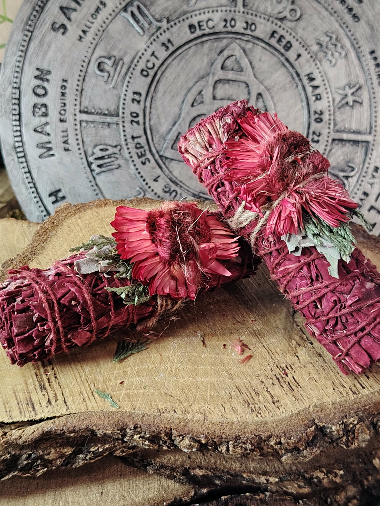 Bâton de purification sauge sang de dragon, fleurs séchées décoratives, mise en scène nature sur rondin, détail statuette turquoise; pour harmoniser un lieu et soutenir l’ancrage.