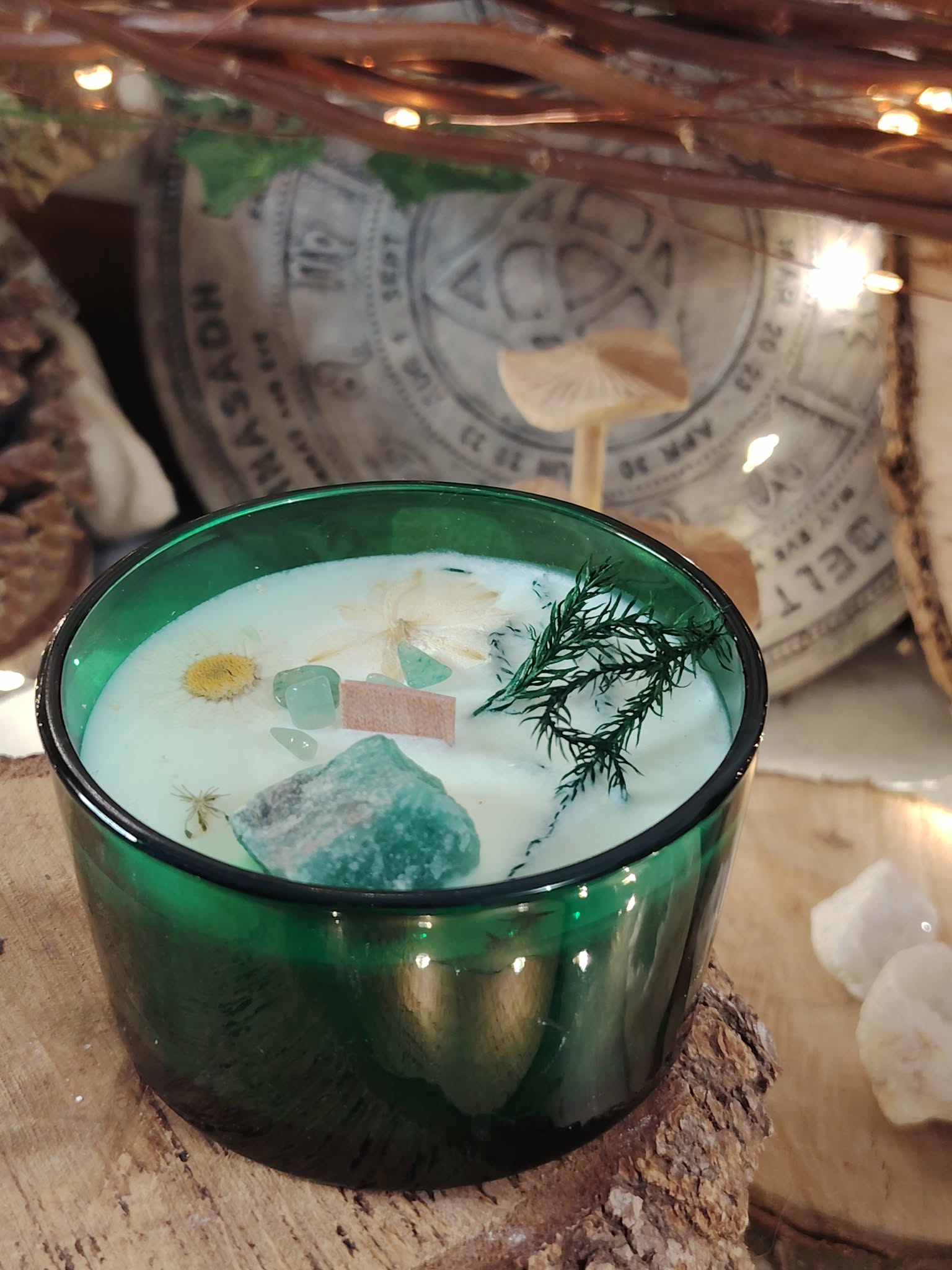 Bougie artisanale en cire de soja “jade” menthe-citron; verre vert, pierre de jade visible sur le dessus, atmosphère cosy et féérique.