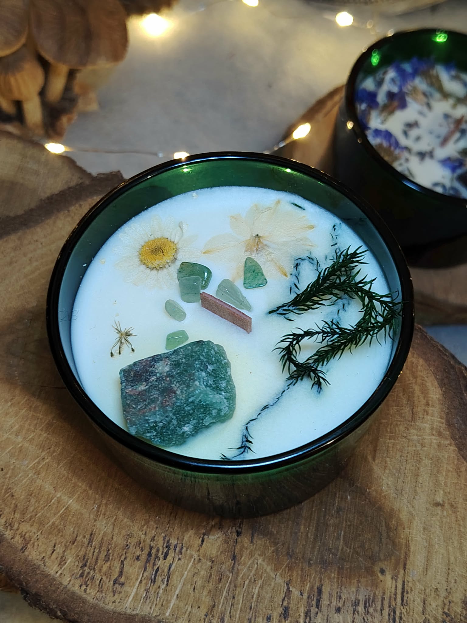 Bougie jade menthe-citron en cire de soja, vue du dessus, pot vert, inclusions de jade et fleurs séchées; lumière douce et décor cosy.