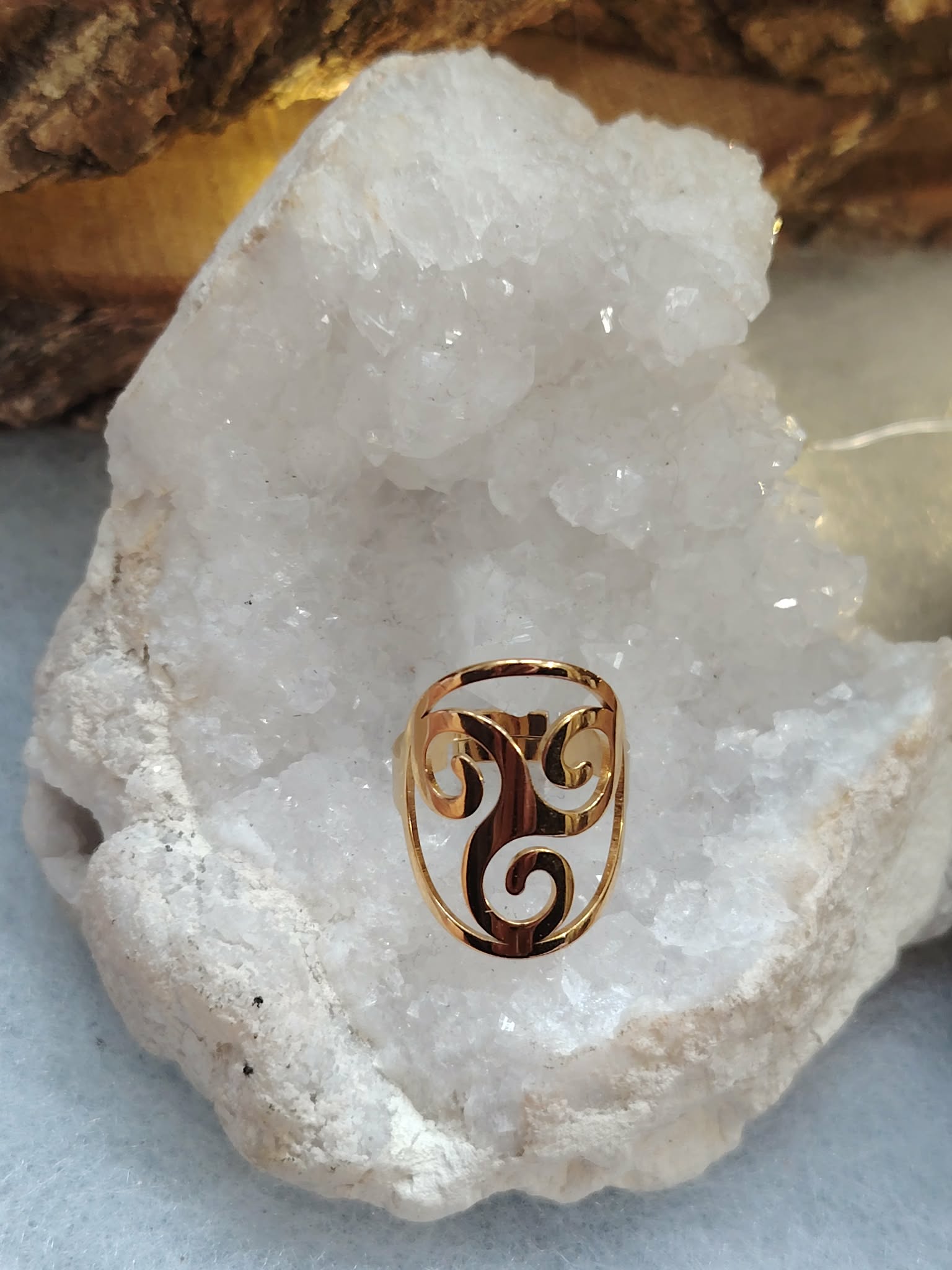 Bague réglable acier inoxydable doré, motif Triskell, sur amas de quartz; symbole celtique d’équilibre, cycles et protection.