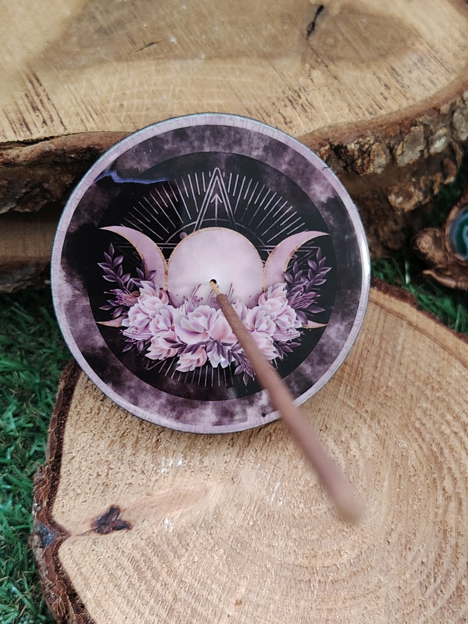 Porte-encens rond Triple Lune avec bâton d’encens sur tranche de bois; symbole des cycles lunaires et de l’intuition.