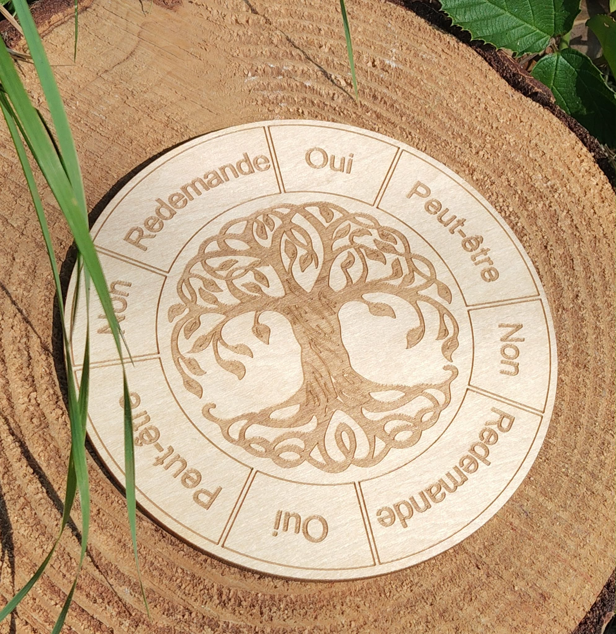 Plateau de pendule en bois gravé Arbre de Vie, posé sur une tranche de bois, zones Oui/Non/Peut-être/Redemande.