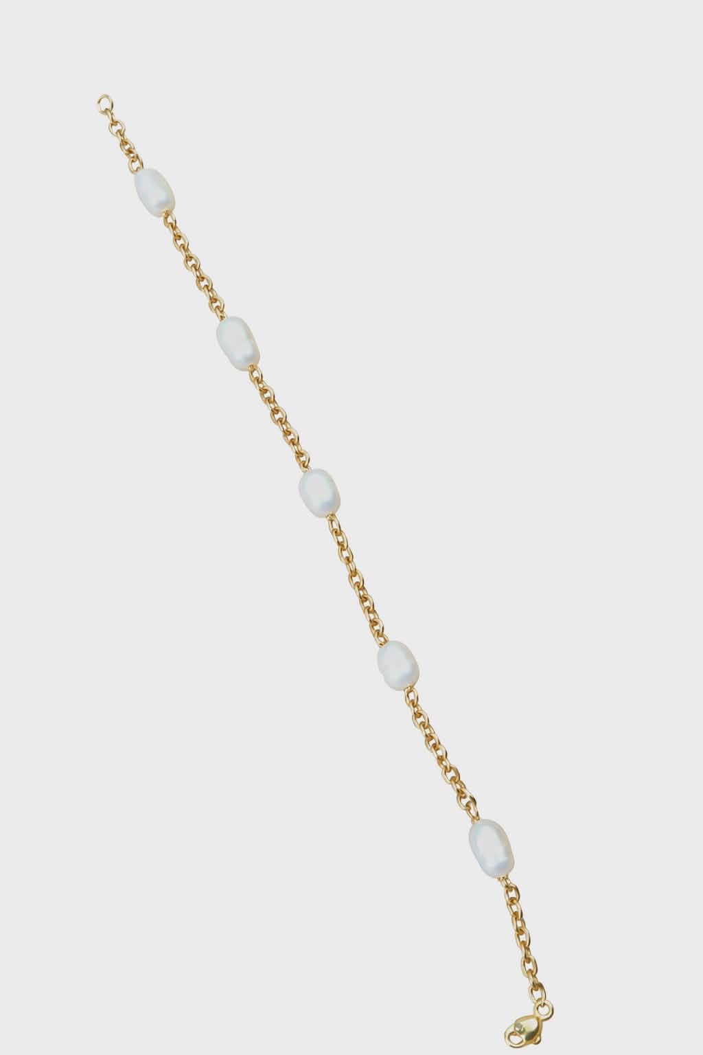 Bracelet doré perles d’eau douce et nacre sur fond blanc, bijou fin et lumineux pour une touche douce et raffinée