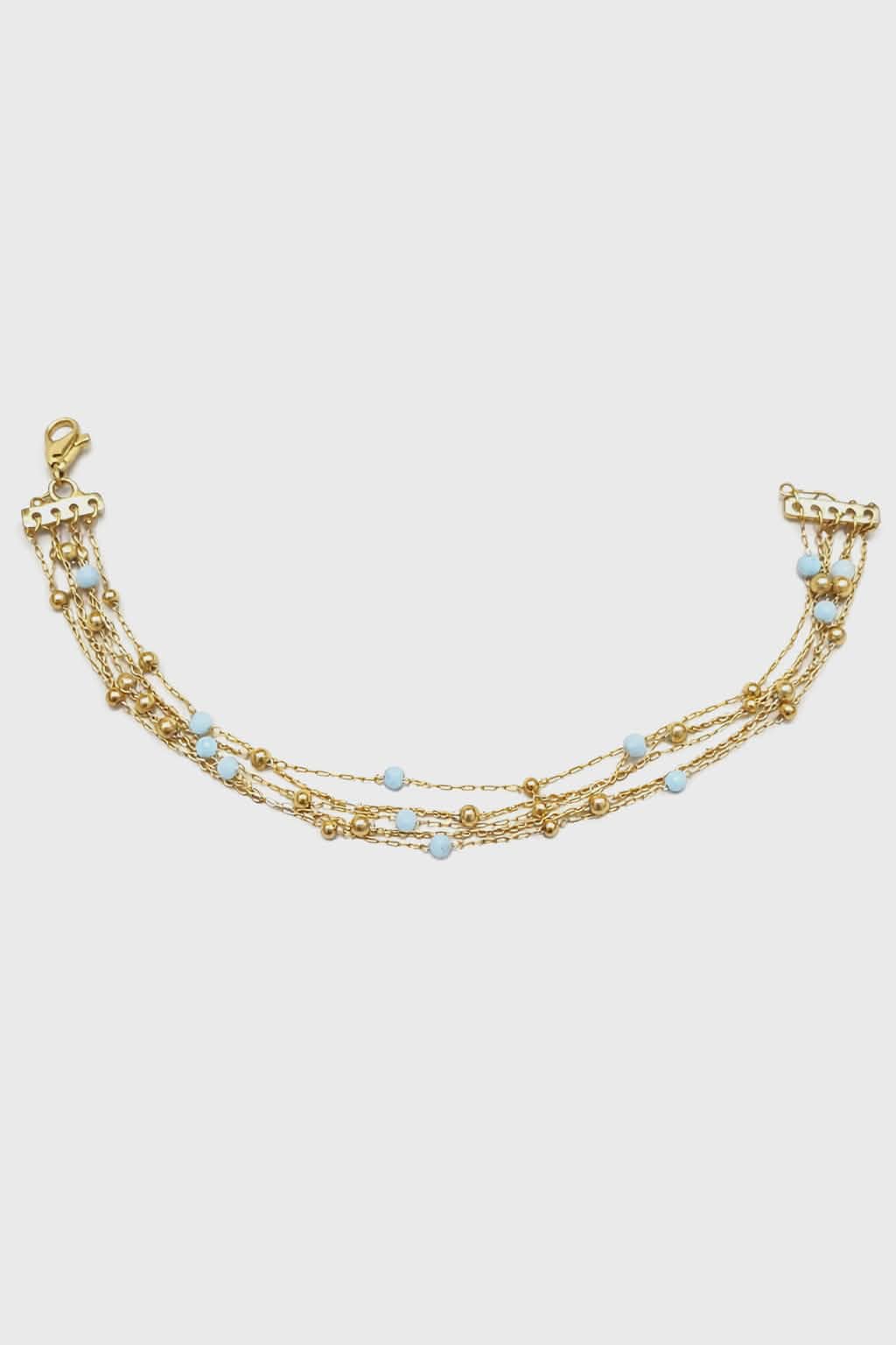 Bracelet multi-rangs doré en amazonite facettée sur fond blanc, bijou fin en acier inoxydable aux perles bleu ciel