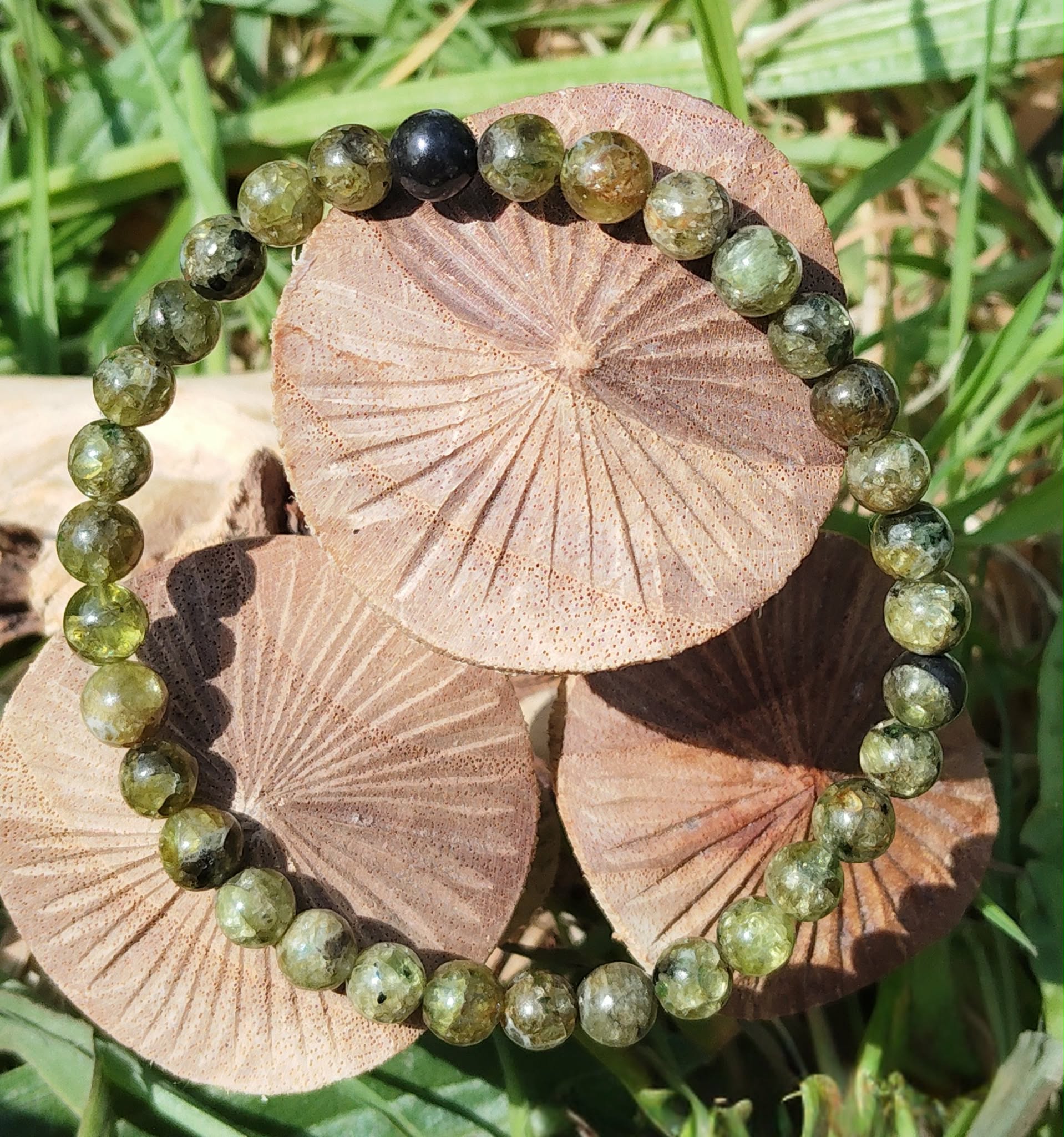 Bracelet péridot 6 mm en cercle dans l’herbe, perles vertes avec touches noires pour élan vital, fraîcheur du cœur et assurance sereine