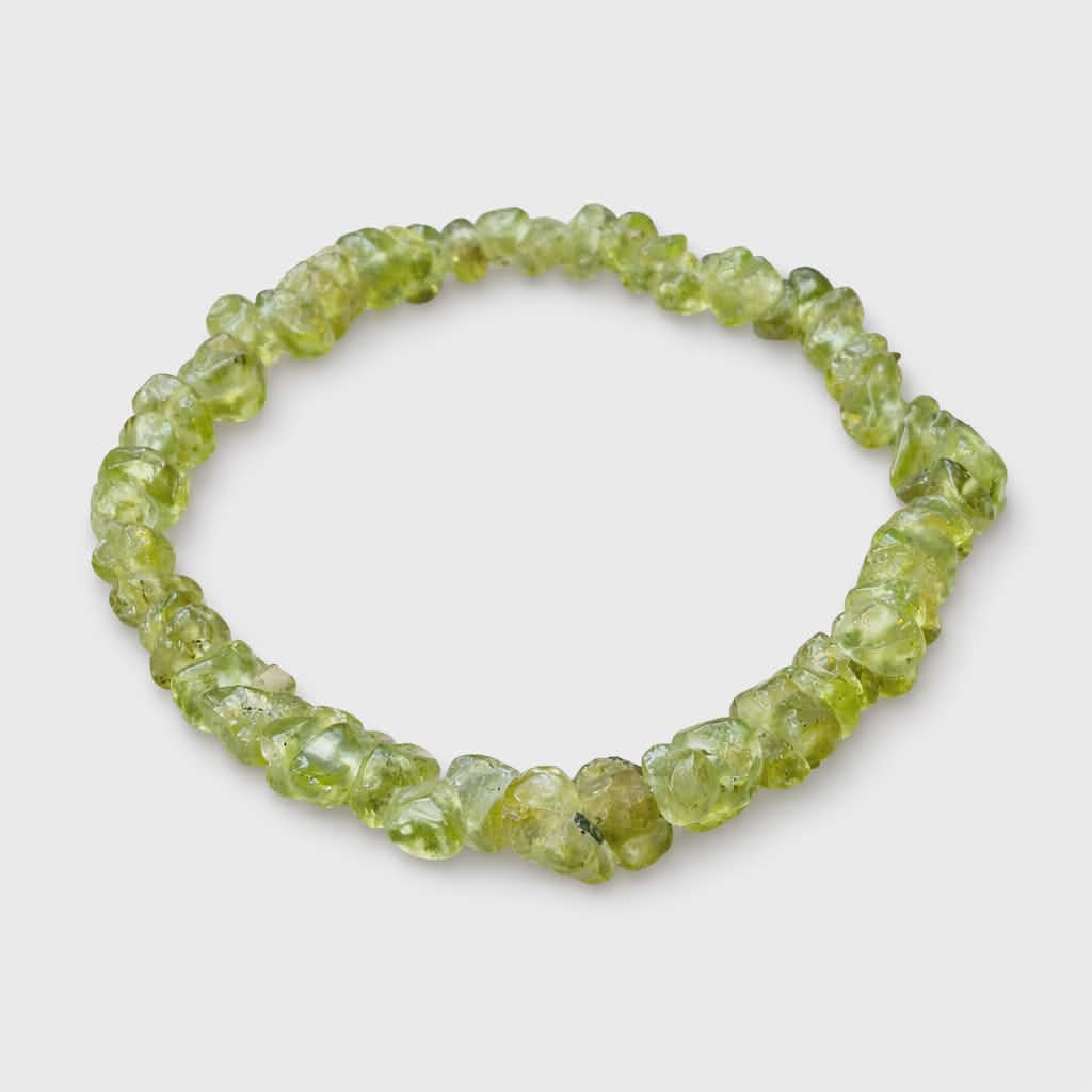 Bracelet péridot baroque sur fond blanc, éclats verts translucides en pierre naturelle pour optimisme, équilibre émotionnel et énergie plus légère