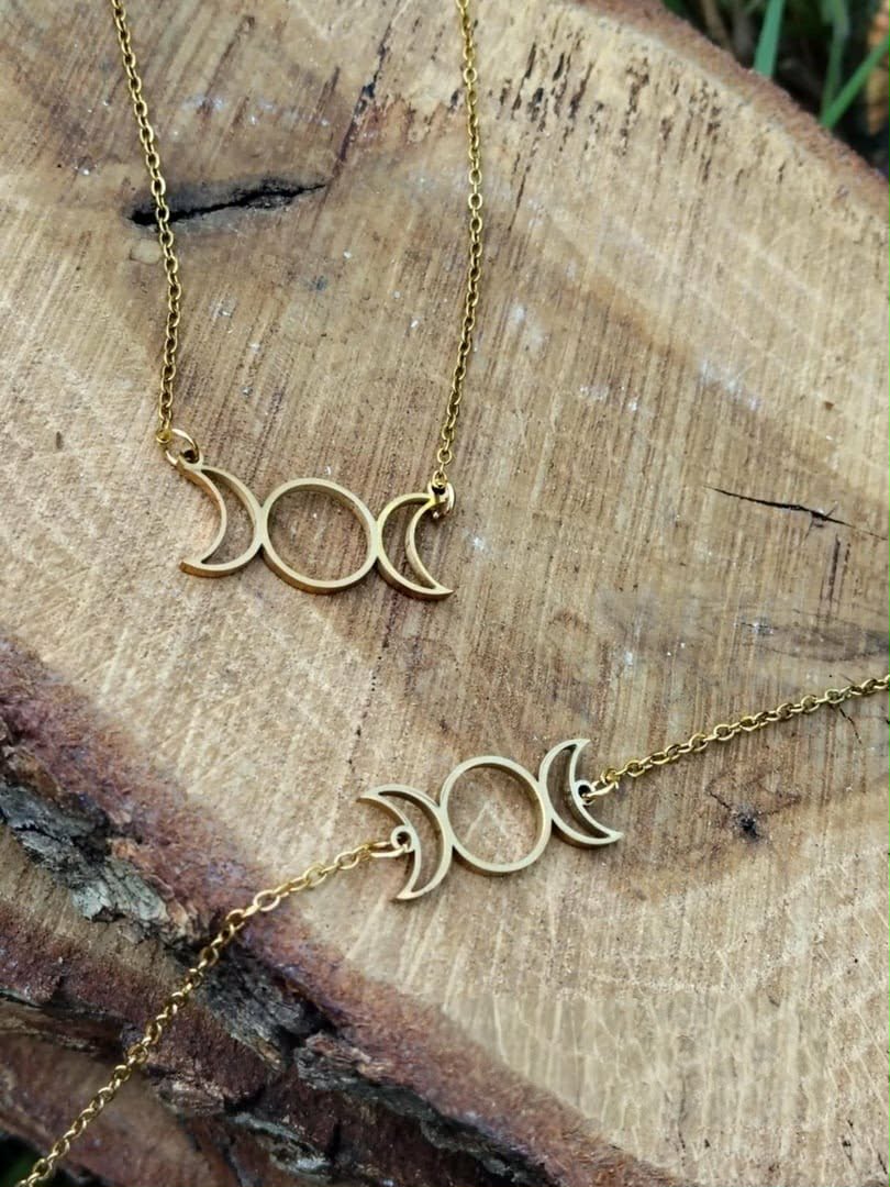 Ensemble pendentif et bracelet triple lune dorés sur bois brut en décor végétal, bijoux en acier inoxydable à l’esprit lunaire