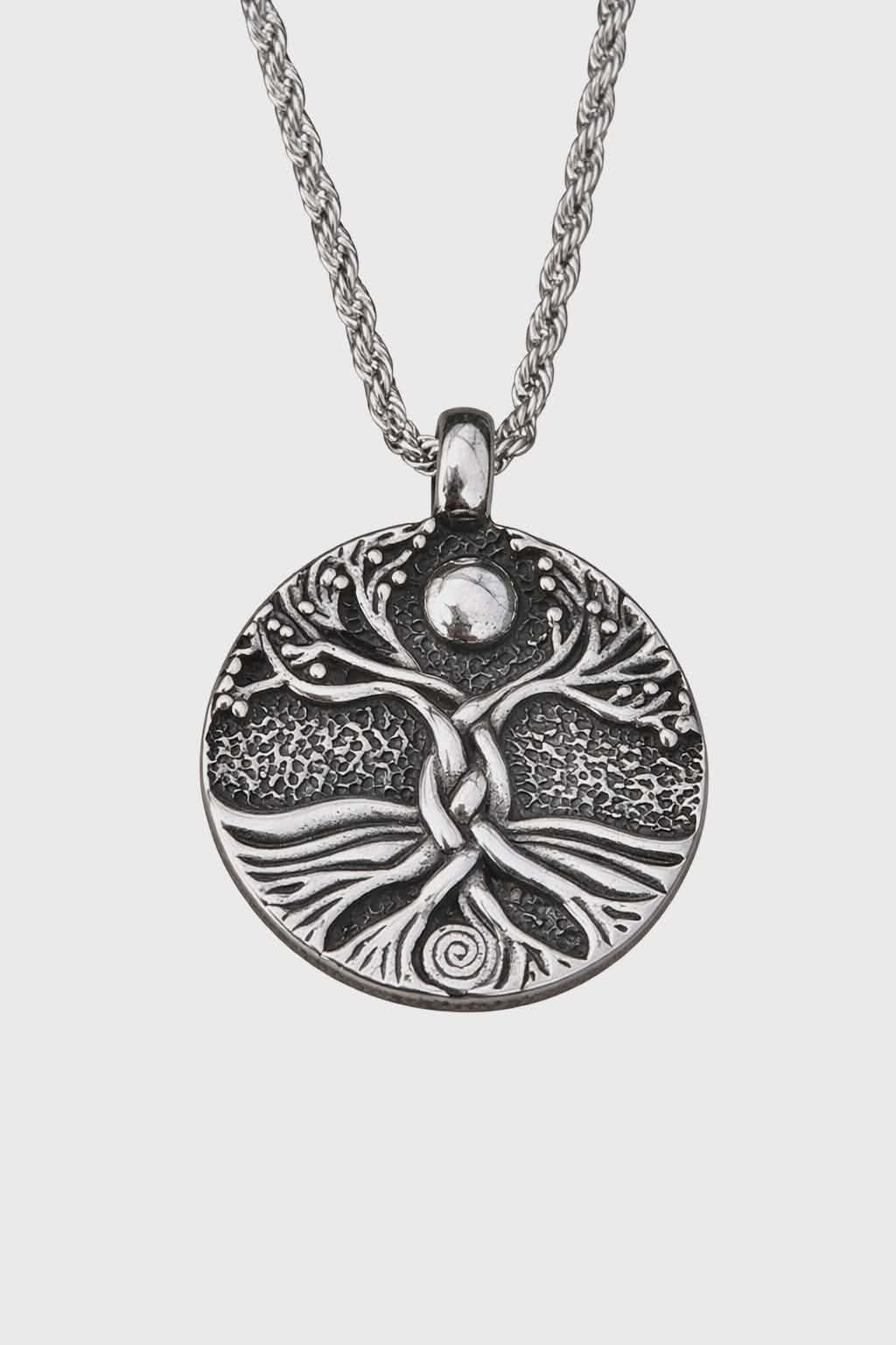 Pendentif Yggdrasil sur fond blanc, arbre de vie aux racines entrelacées pour connexion, stabilité et force intérieure