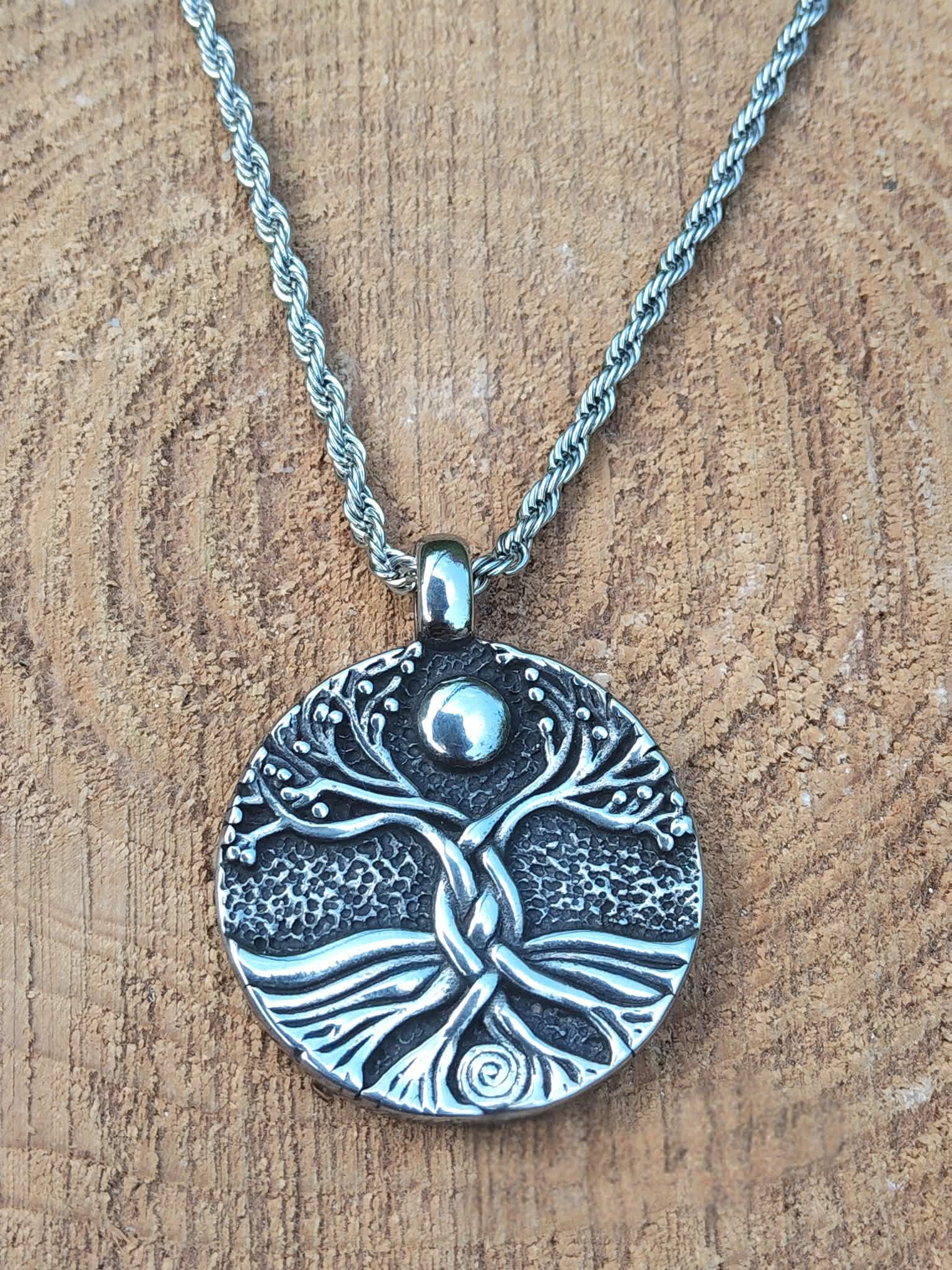 Collier Yggdrasil sur rondin de bois en ambiance forêt, vitalité intérieure, croissance personnelle et retour à soi