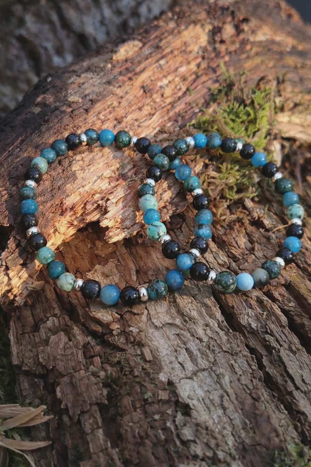 Bracelet Duo médiumnique Saint-Valentin, perles bleu-vert et noires, intercalaires argentés, sur écorce moussue.