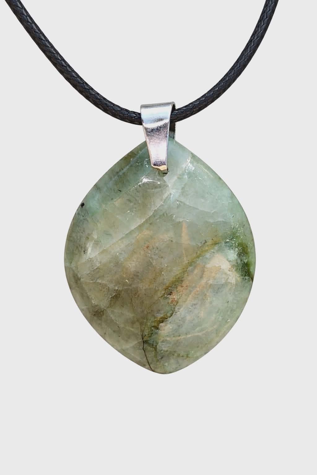 Pendentif en garniérite vert olive sur cordon noir avec bélière argentée, poli brillant sur fond blanc, pierre naturelle reliée à la sérénité, à la stabilité émotionnelle et à la confiance tranquille.