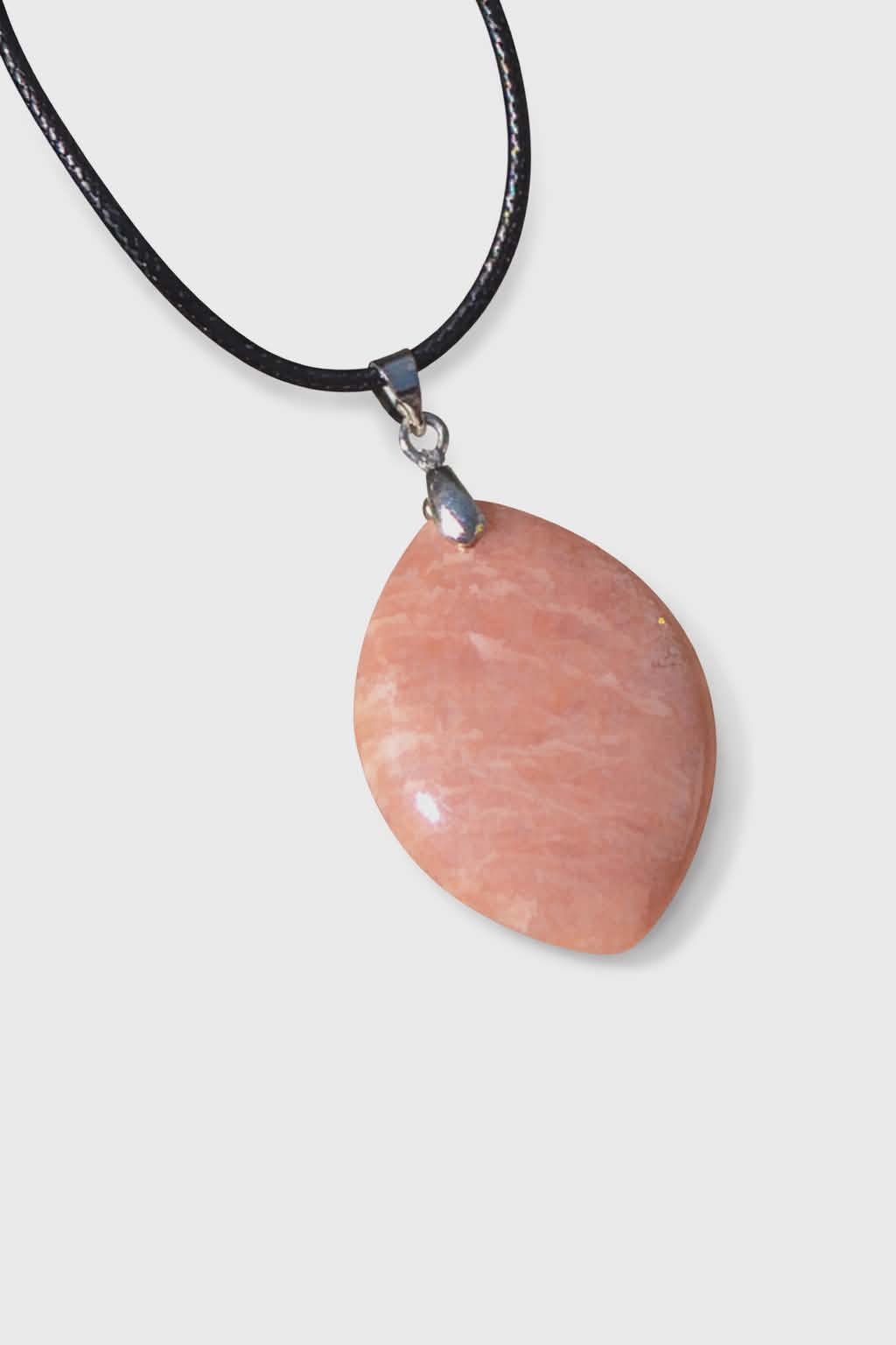 Pendentif goutte en pierre de soleil orangée sur cordon noir et fond blanc, pierre naturelle reliée à la vitalité, à l’assurance et à l’énergie rayonnante.