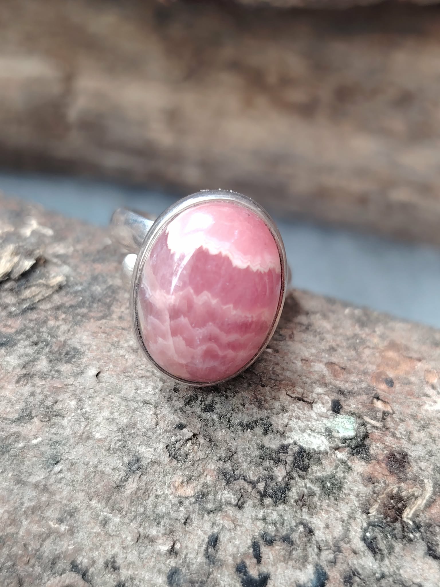 Bague rhodocrosite rose ovale en argent 925 réglable, photo sur pierre en Bretagne; apporte douceur, apaisement, réconfort émotionnel.