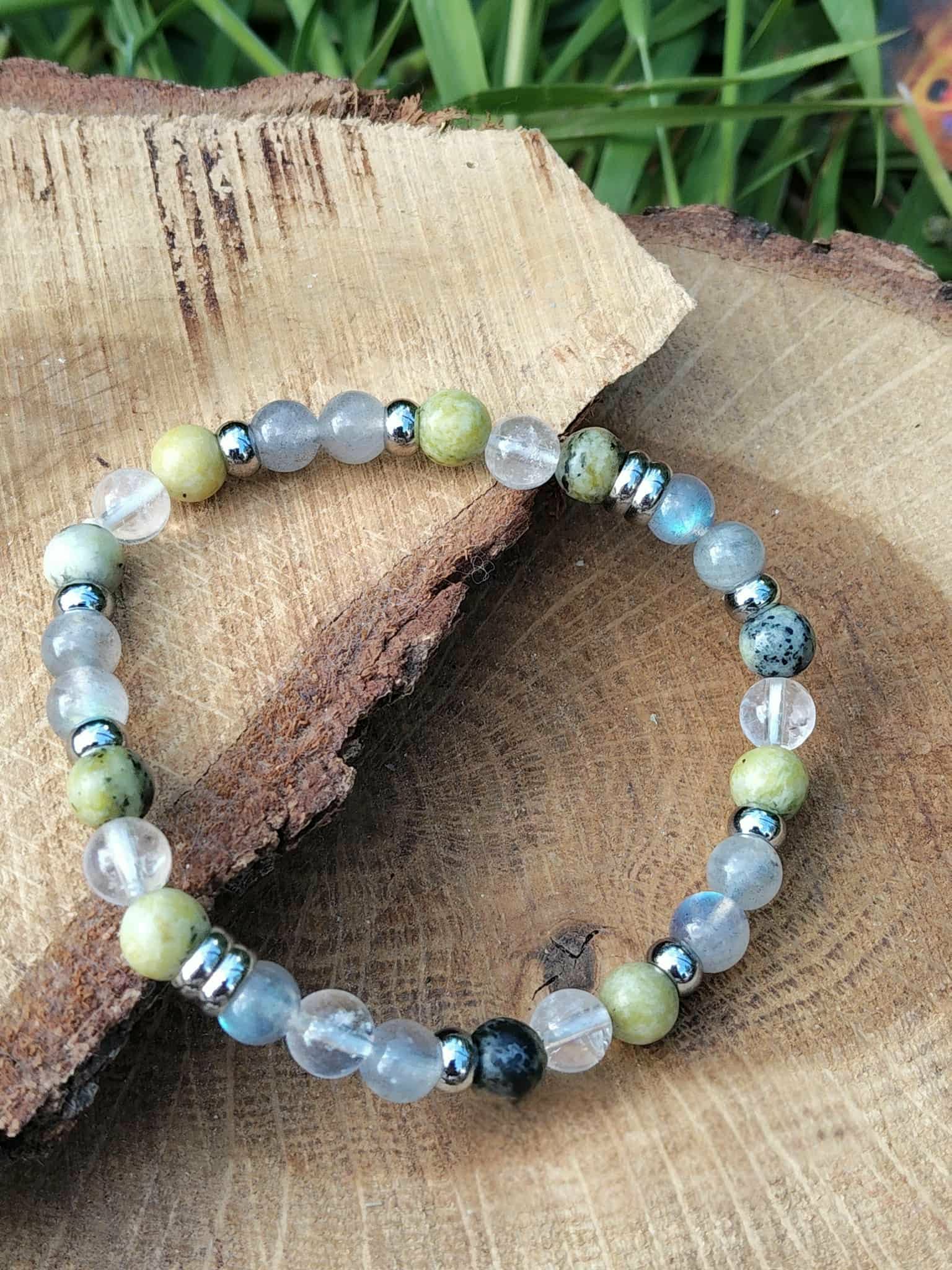 Bracelet vampire énergétique en labradorite, serpentine et cristal de roche sur bois avec carte et feuillage, protection énergétique, récupération intérieure et esprit plus net
