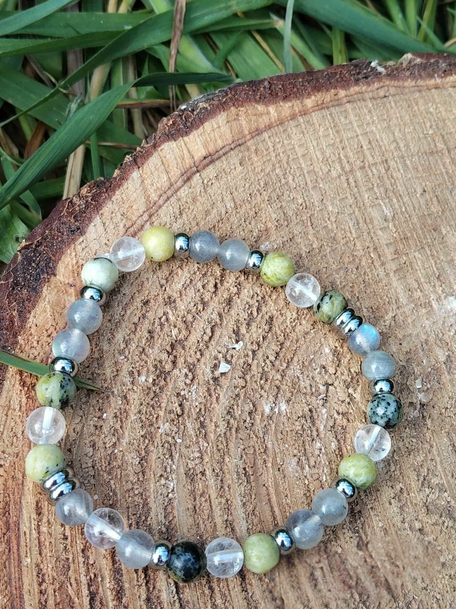 Bracelet vampire énergétique sur rondin de bois avec herbes, labradorite, serpentine et cristal de roche pour apaiser la nervosité et garder son énergie pour soi