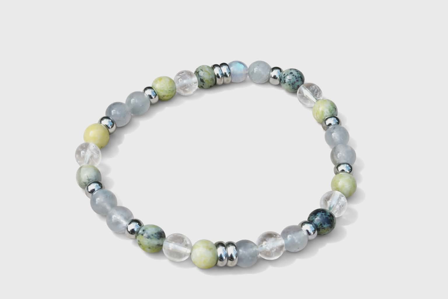 Bracelet vampire énergétique sur fond blanc, labradorite, serpentine et cristal de roche avec intercalaires argentés, bouclier vibratoire, recentrage et lucidité