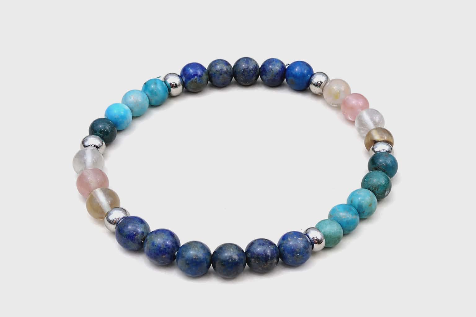Bracelet minceur sur fond blanc, lapis-lazuli bleu, apatite turquoise et tourmaline melon d’eau pour gestion des envies, clarté mentale et calme intérieur