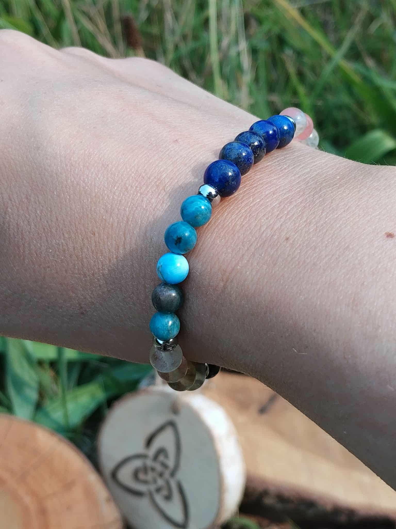 Bracelet minceur porté au poignet avec décor végétal et galet gravé, lapis-lazuli, apatite et tourmaline melon d’eau pour volonté stable et énergie plus légère