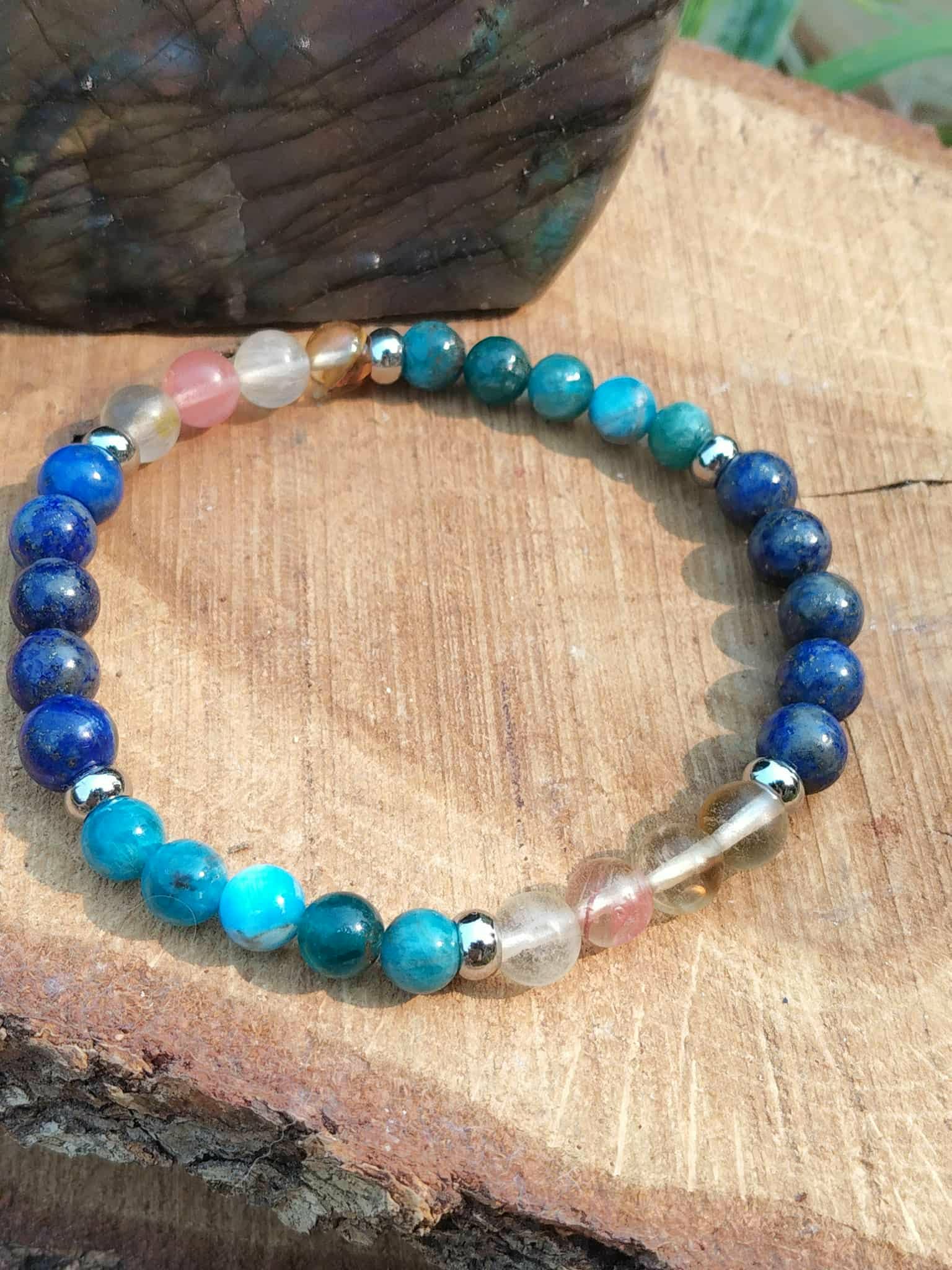 Bracelet minceur 6 mm porté au poignet, perles bleues et rose-vert en lapis-lazuli, apatite et tourmaline melon d’eau pour confiance et maîtrise des impulsions