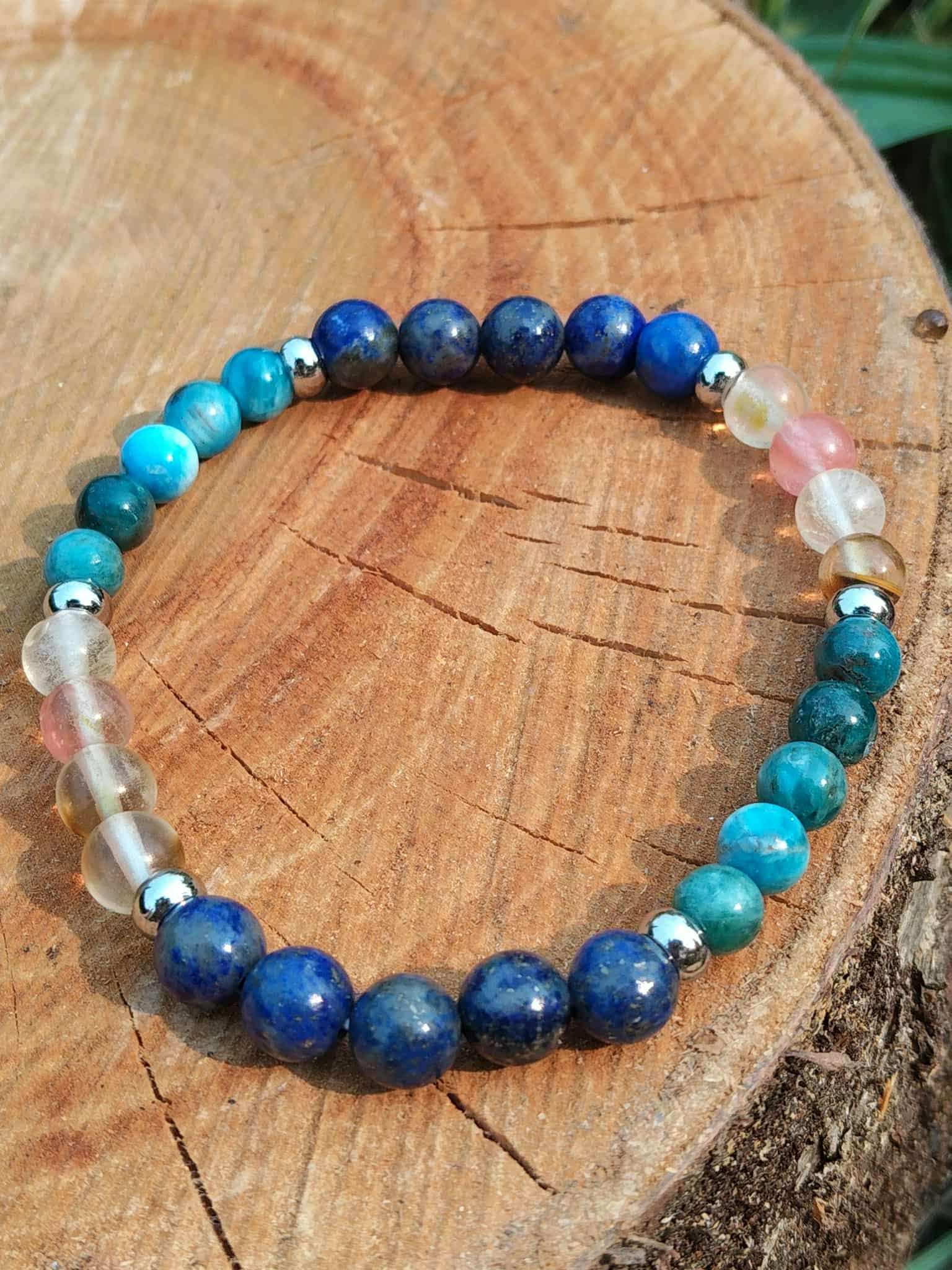 Bracelet minceur 6 mm sur tranche de bois, perles bleu nuit et bleu-vert en lapis-lazuli, apatite et tourmaline melon d’eau pour volonté, calme et stabilité du ressenti