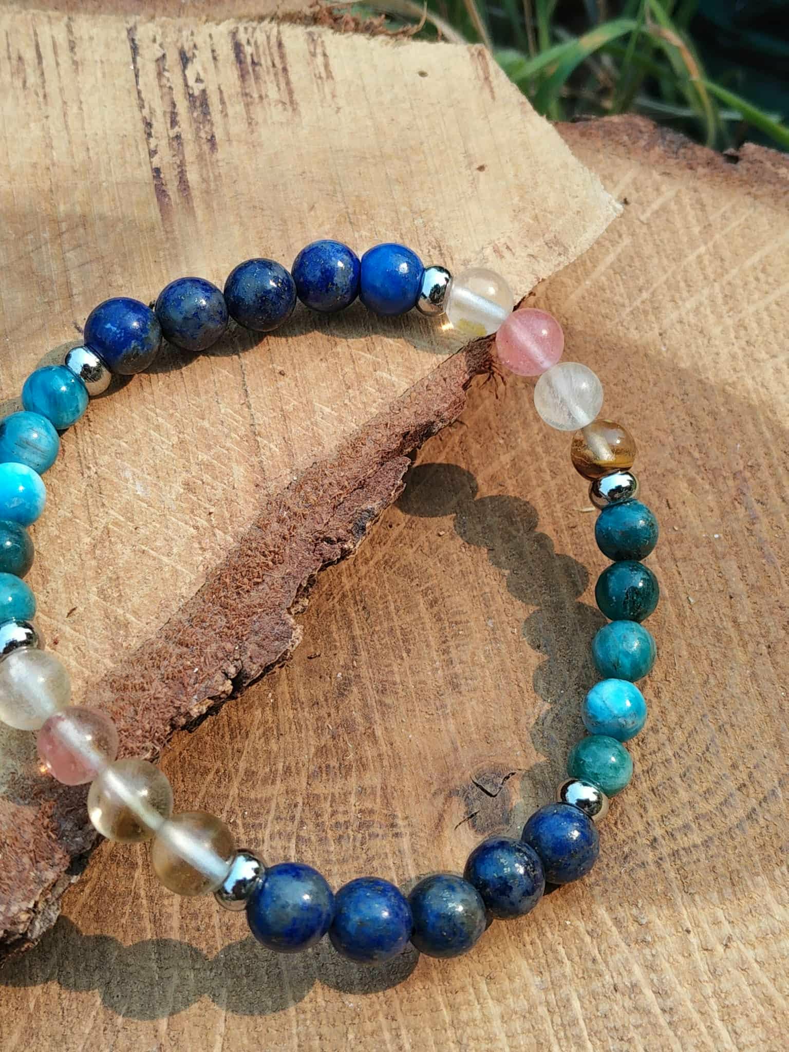 Bracelet minceur 6 mm sur bois en Bretagne, lapis-lazuli, apatite et tourmaline melon d’eau pour motivation douce, équilibre émotionnel et recentrage