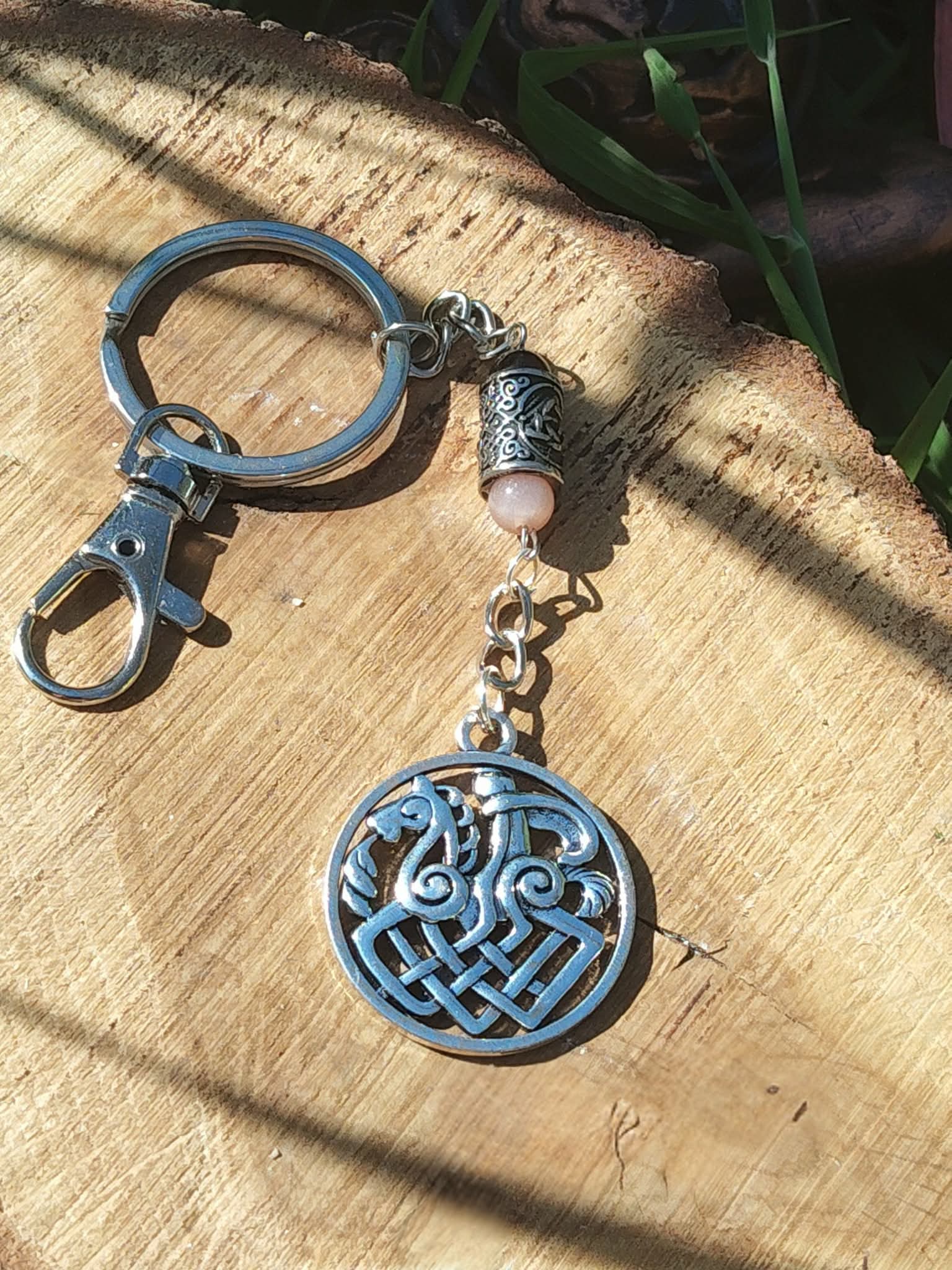 Porte-clés/bijou de sac Odin Sleipnir, pierre de soleil et grenat, sur rondin de bois avec herbes, création Magic Gaïa : ancrage, vitalité, courage.