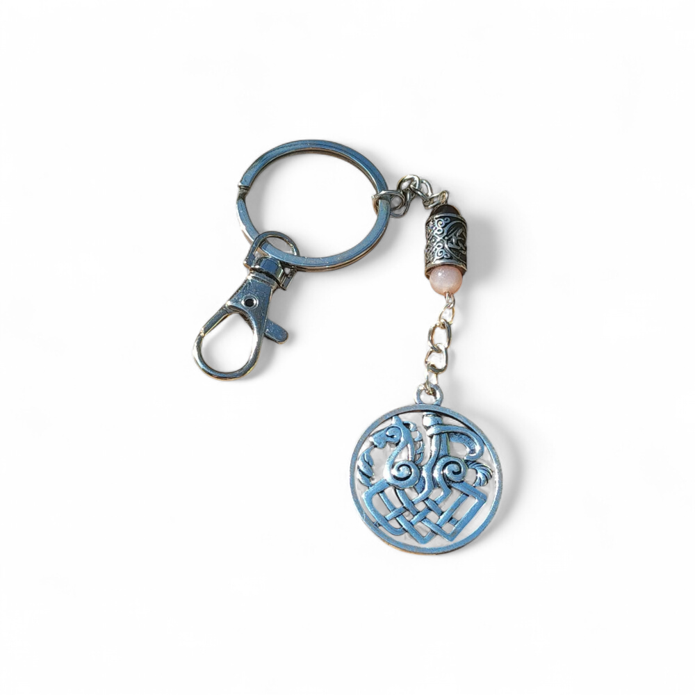 Porte-clés/bijou de sac Odin Sleipnir, pierre de soleil et grenat, sur fond blanc, création Magic Gaïa : vitalité, courage, ancrage.
