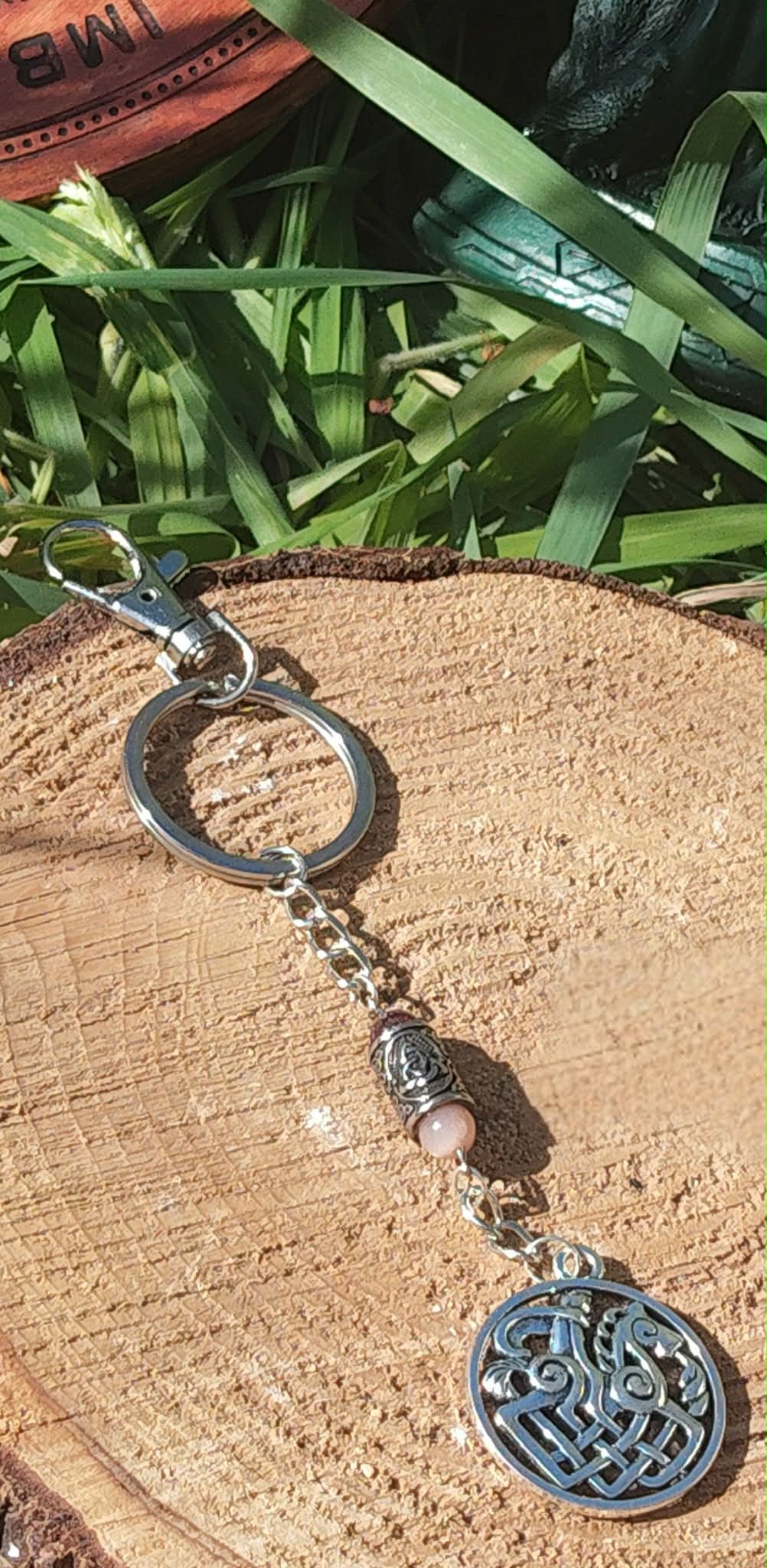 Porte-clés Odin Sleipnir, chaîne métal et médaillon, pierre de soleil et grenat, décor nature. Création Magic Gaïa : élan, force intérieure, centrage.