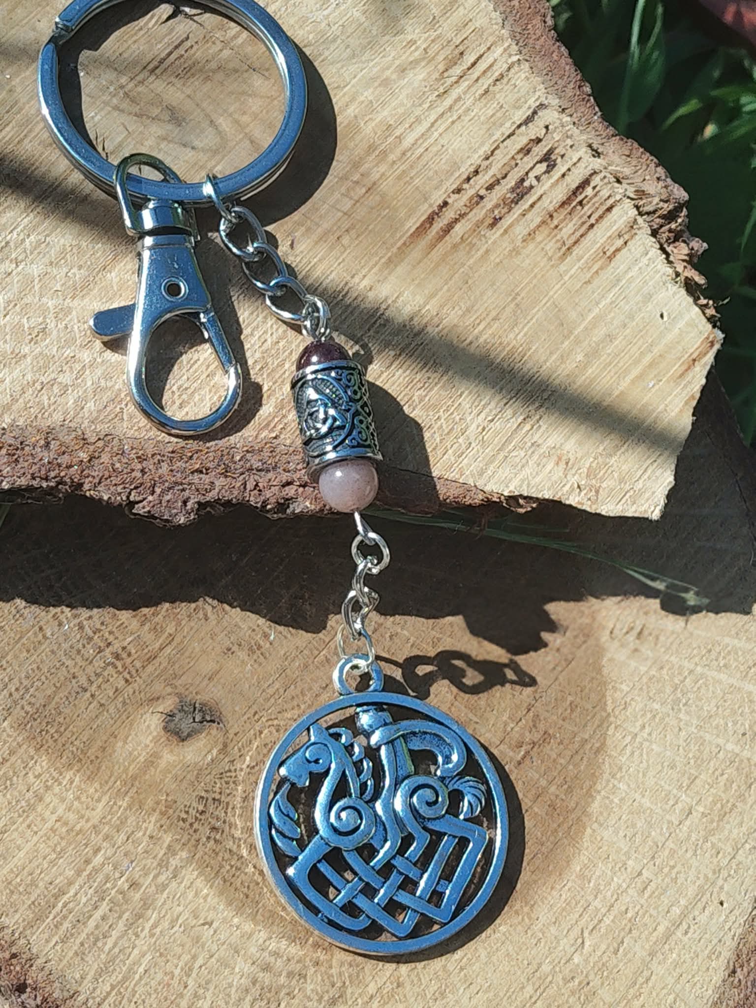 Porte-clés Odin Sleipnir en extérieur, pierre de soleil et grenat, rondin de bois. Création Magic Gaïa : Sleipnir, élan et protection pour avancer.