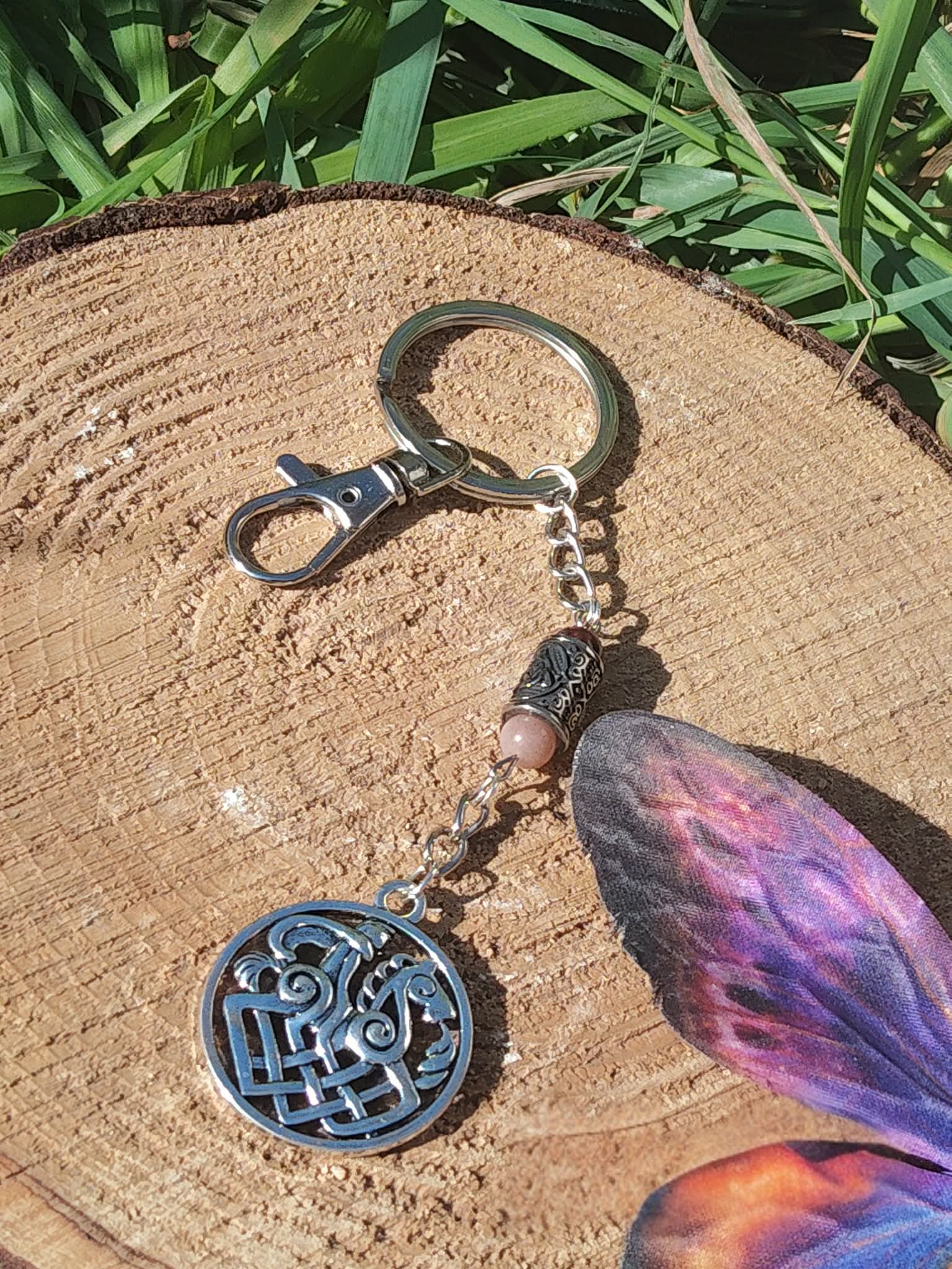 Bijou de sac Odin Sleipnir avec pierre de soleil   grenat, décor nature sur bois. Création Magic Gaïa : Sleipnir, monture d’Odin, protection des chemins.