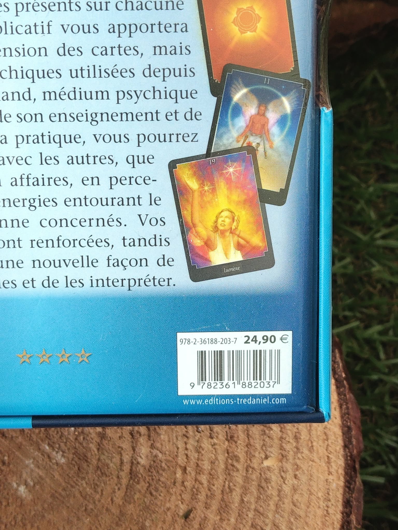 Détail du dos du coffret « Le Tarot Psychique » : visuel de cartes et code-barres, boîte bleue sur bois