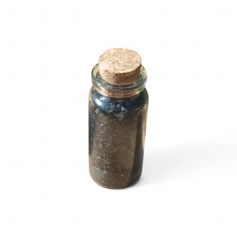 Sel noir ritualisé fait maison Magic Gaïa en flacon verre avec bouchon liège, photo sur fond blanc; usage rituel protection, purification, ancrage, nettoyage énergétique, coupure des énergies lourdes et soutien des intentions.