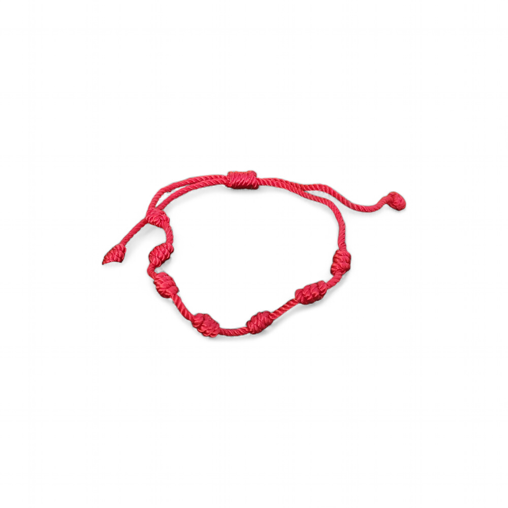 Bracelet rouge 7 nœuds réglable sur fond blanc, talisman de protection symbolique, chance et intention positive