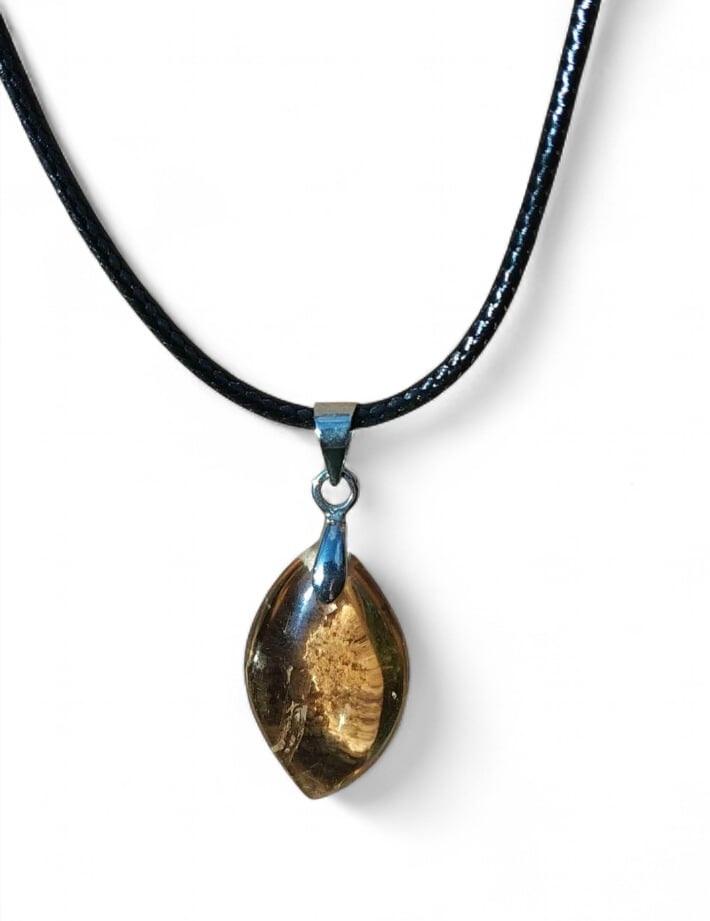 Pendentif citrine sur cordon noir, photo sur fond blanc, pierre naturelle reliée à la lumière intérieure, à l’assurance et à l’énergie rayonnante.