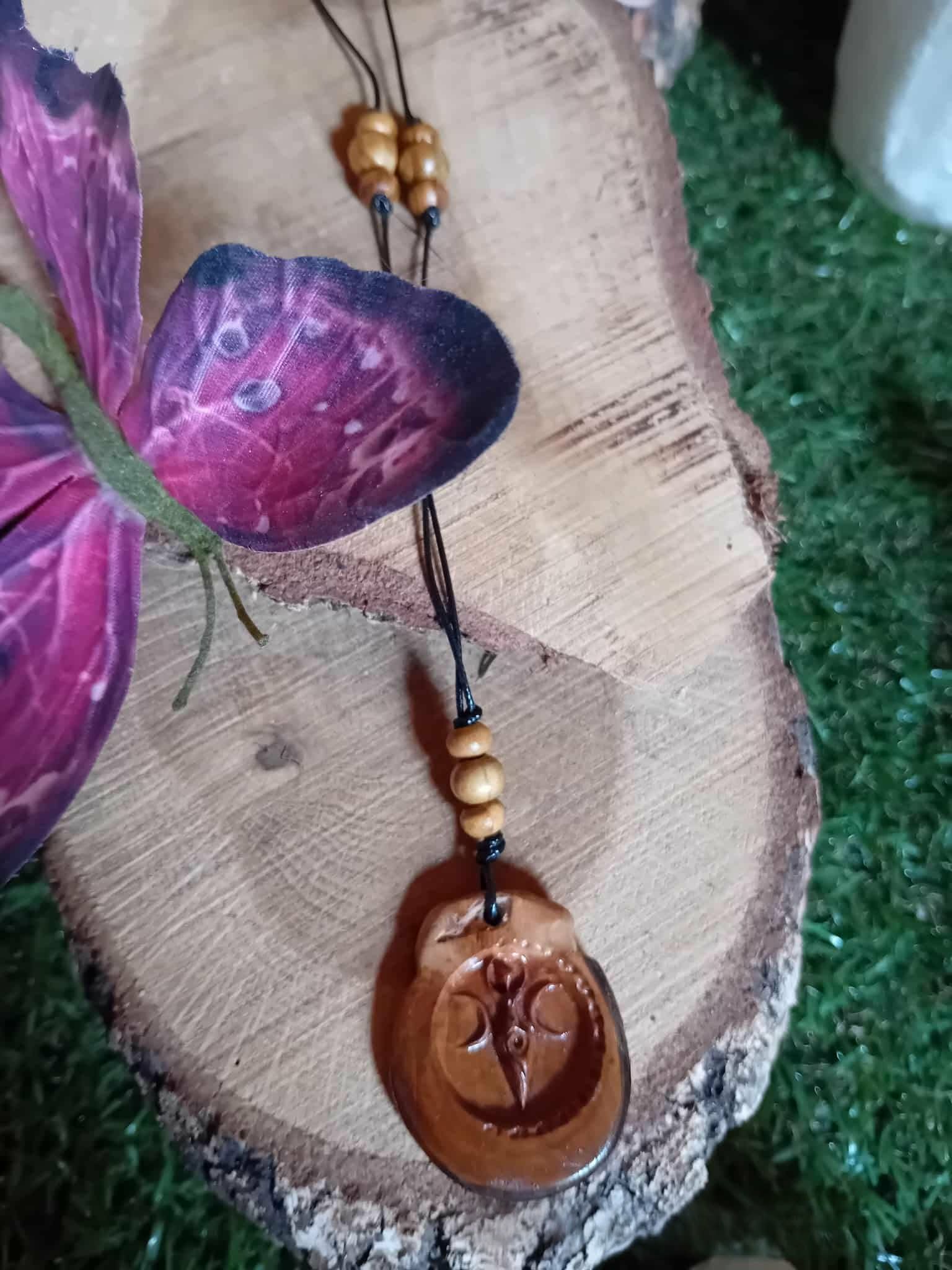 Pendentif bois Gaïa gravé sur cordon noir avec perles bois, tranche de bois, mousse verte et fleur violette, création unique inspirée de la nature